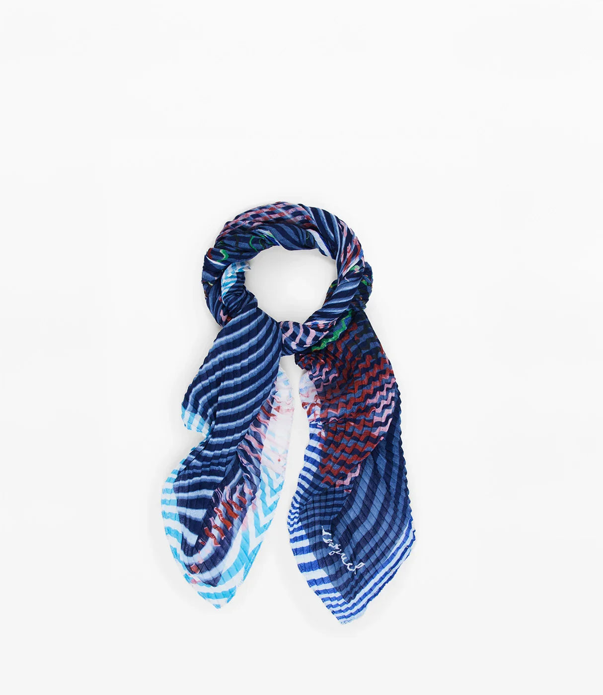 צעיף אופנתי משובץ פסים בגווני כחול אדום ולבן, עיצוב קפלים מודרני על רקע לבן