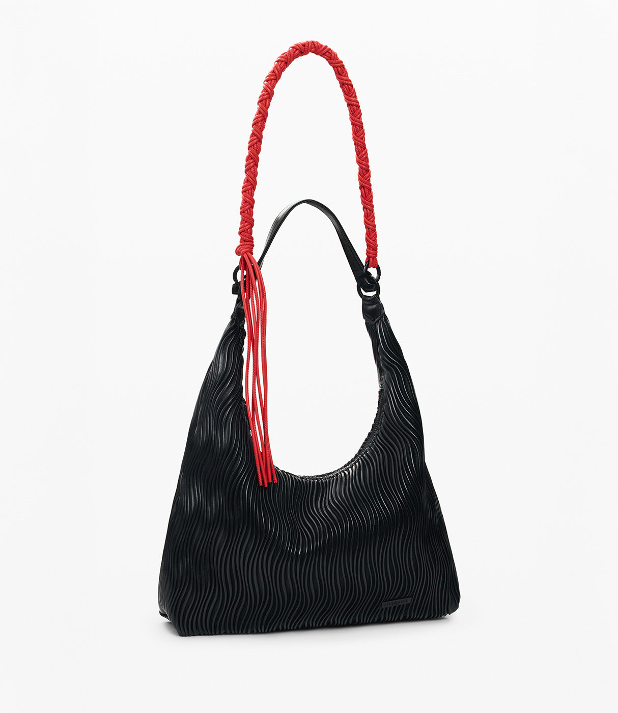 תיק יד אופנתי לנשים בצבע שחור עם דוגמת גלים וידית קלועה אדומה, על רקע לבן