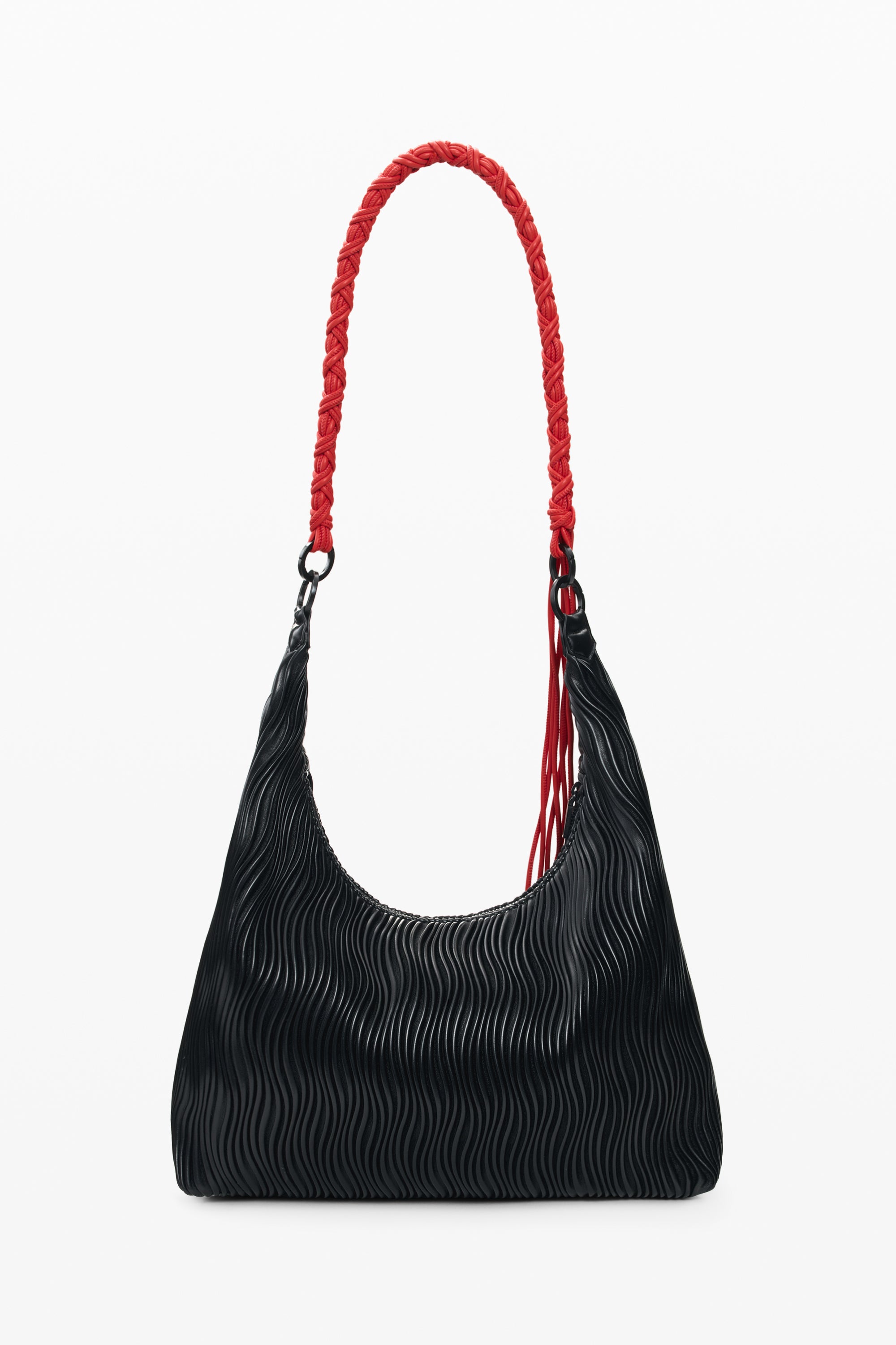 תיק כתף מעוצב בצבע שחור עם דפוס גלים וידית קלועה אדומה, אופנה לנשים