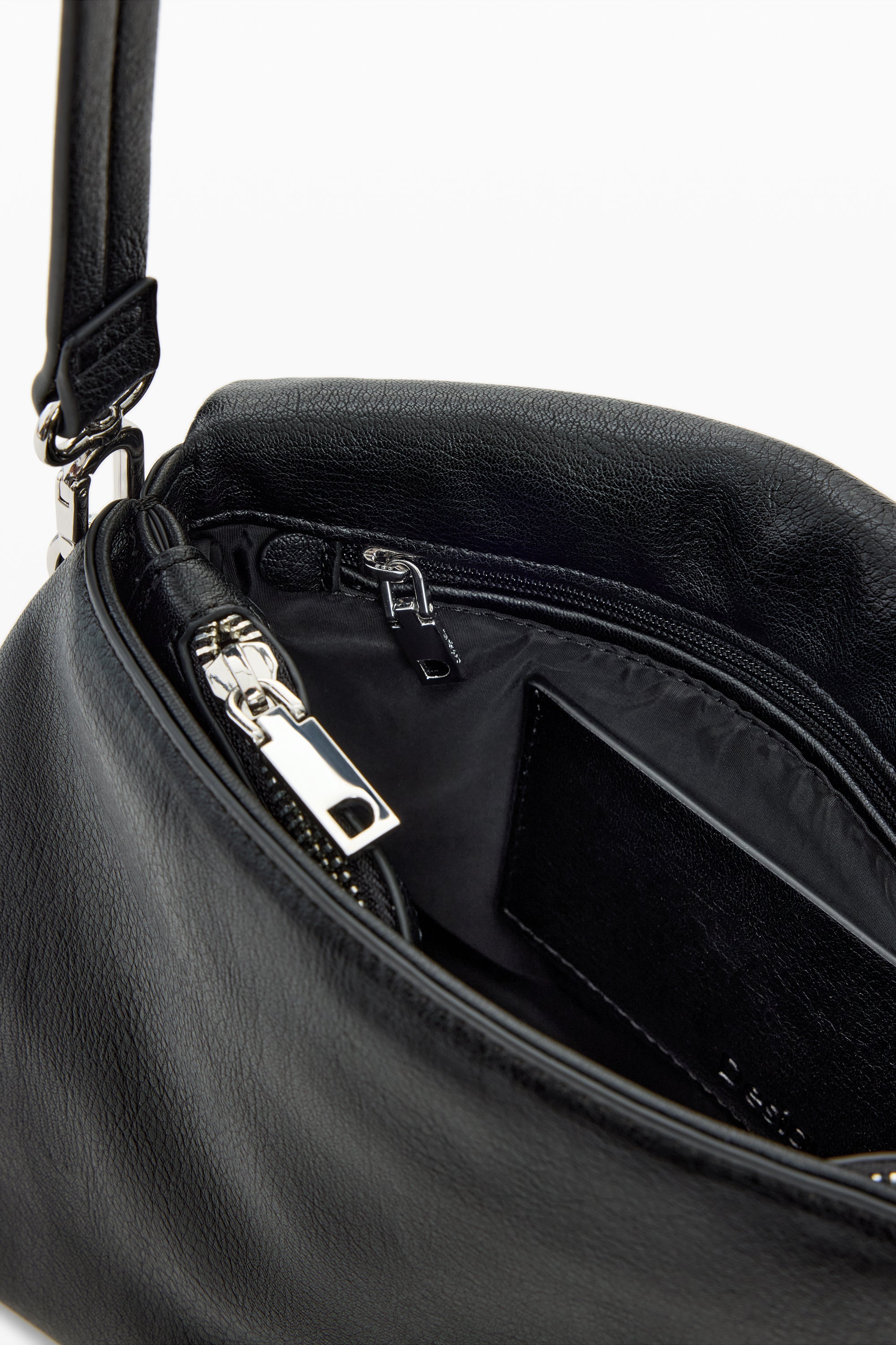 תקריב פנים של תיק צד שחור עם ריצ'רץ' פנימי ותא מסודר, תיק יד אופנתי לנשים