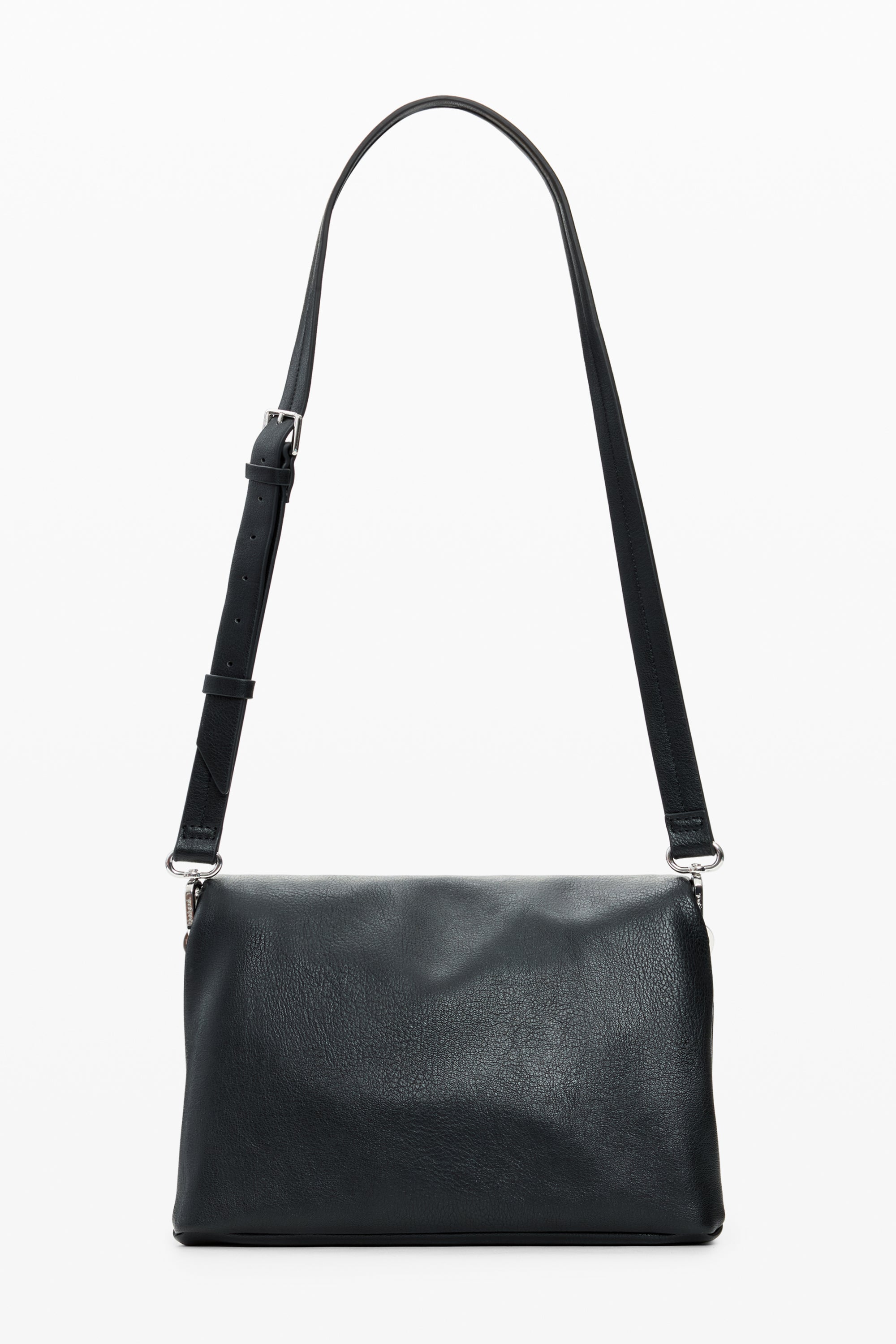 תיק כתף שחור מעור עם רצועה מתכווננת לנשים על רקע לבן