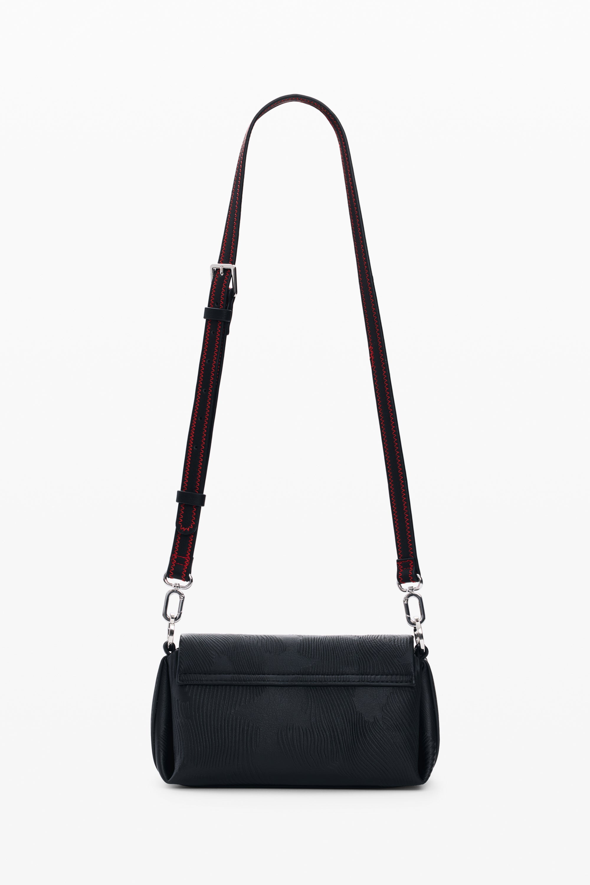 תיק צד שחור עם טקסטורה ייחודית ורצועת כתף מתכווננת עם תפרים אדומים