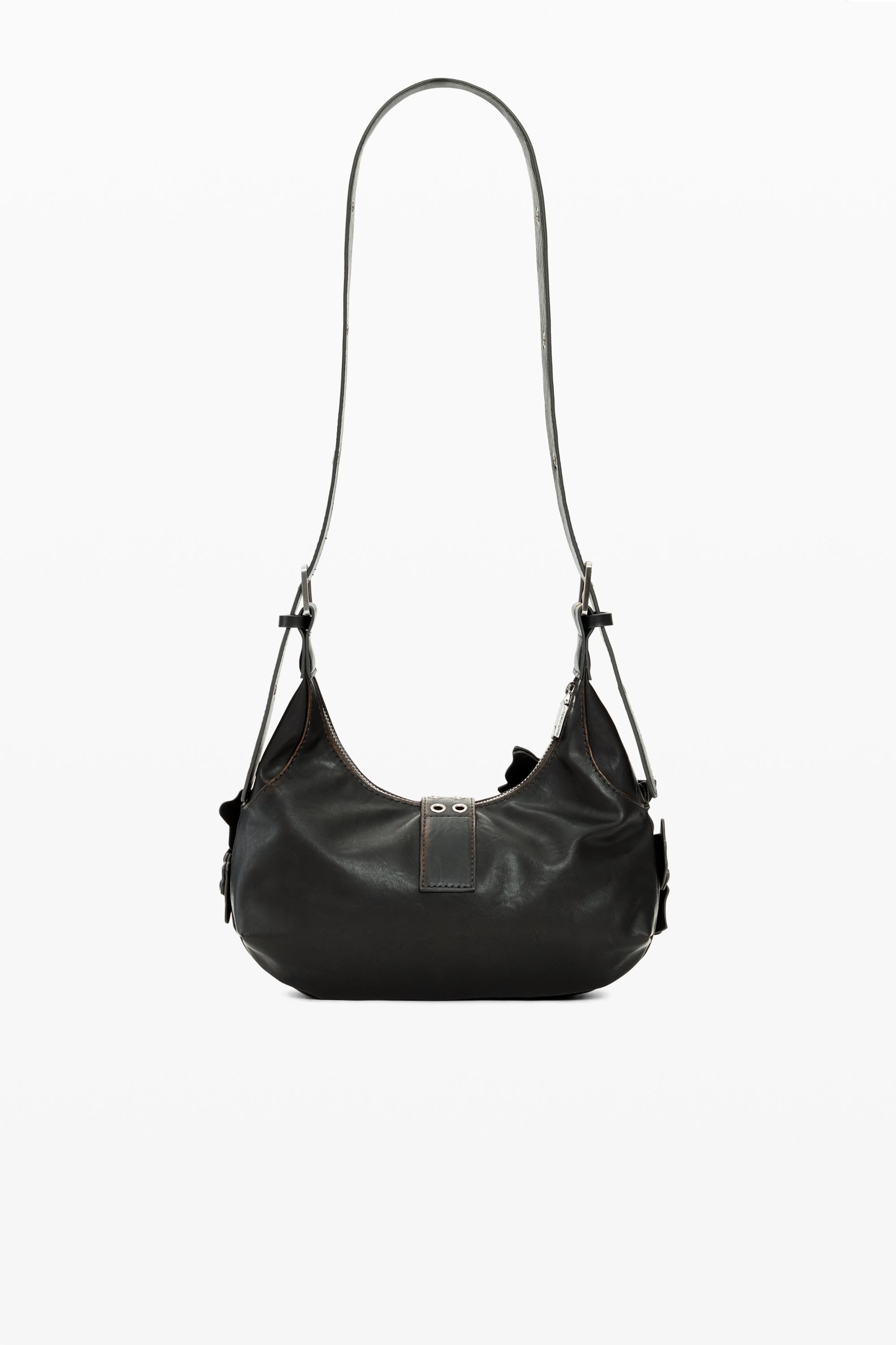 תיק כתף שחור עור עם רצועה ארוכה ועיצוב מודרני, מתאים לאופנה יומיומית