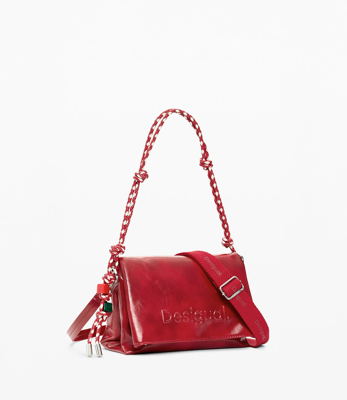 תיק צד לנשים מעור אדום עם ידית קלועה, דגם Desigual, על רקע לבן
