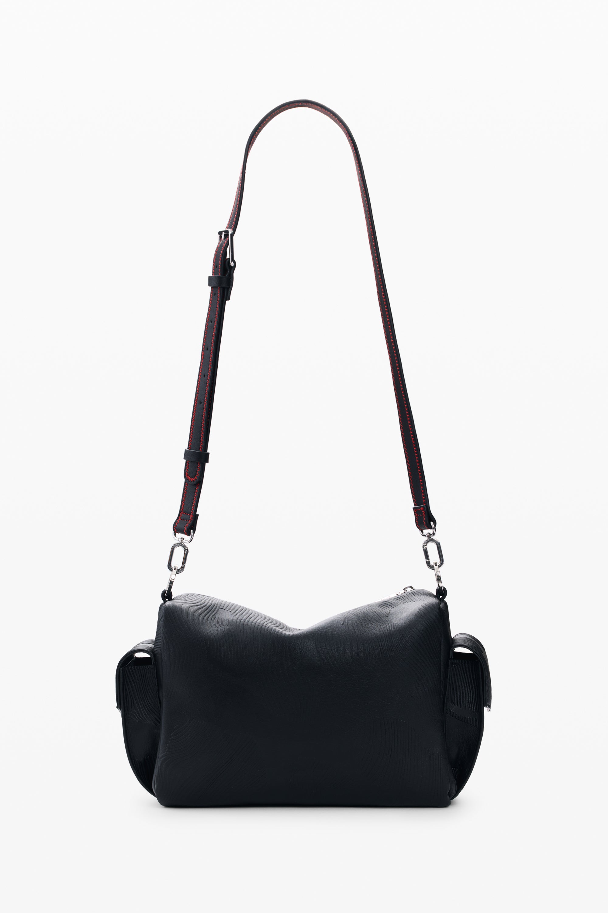 תיק צד עור שחור עם רצועה מתכווננת ותפרים אדומים, עיצוב מודרני מינימליסטי