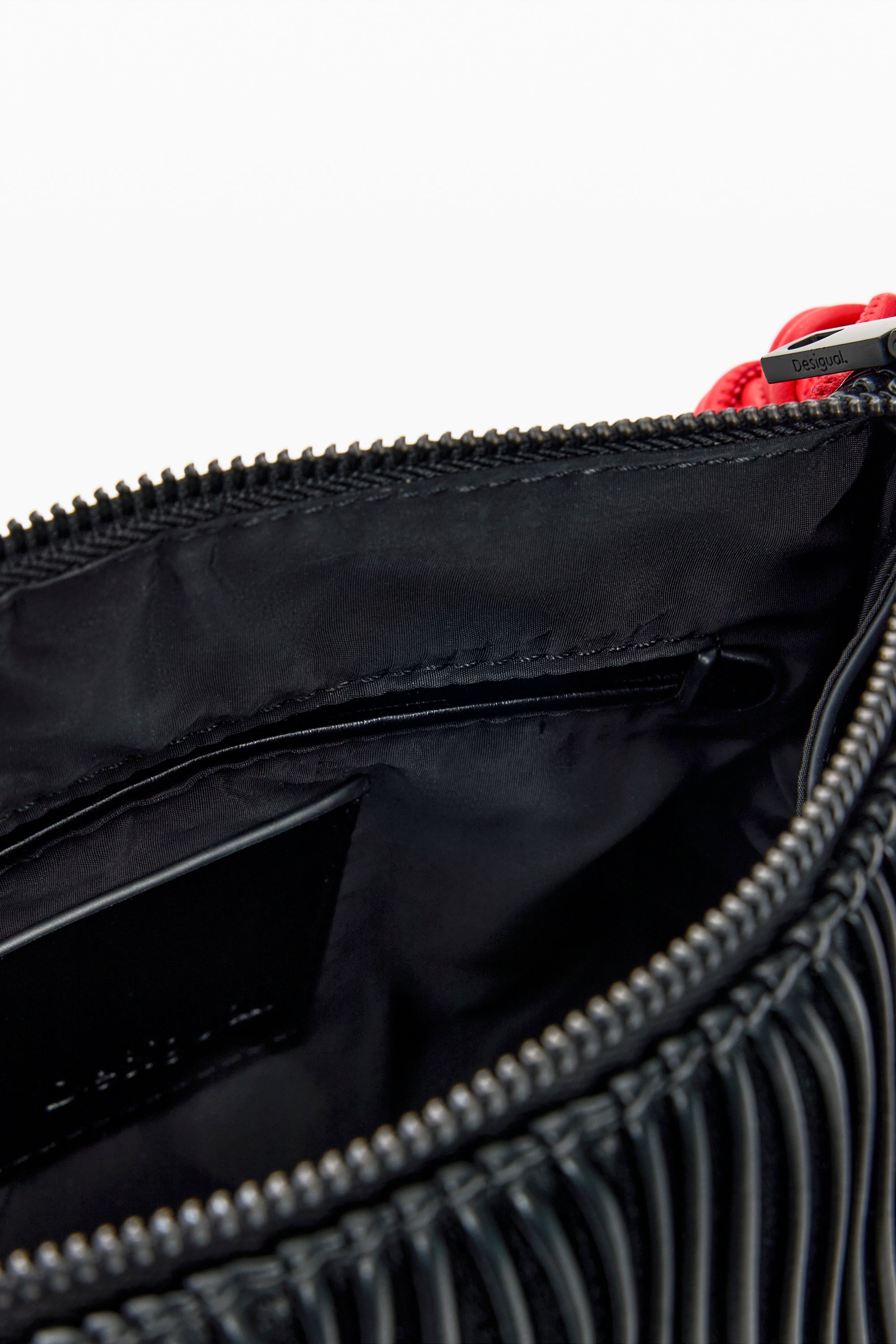 מבט לתוך תיק יד לנשים עם רוכסן שחור ותאים פנימיים, עיצוב מודרני ואופנתי