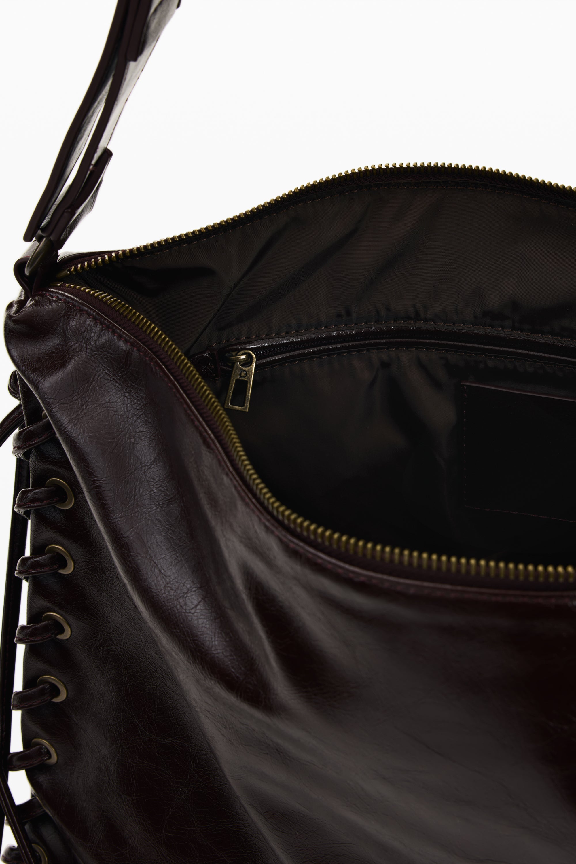 פנים תיק עור חום כהה עם רוכסן וכיס פנימי, עיצוב מודרני לנשים