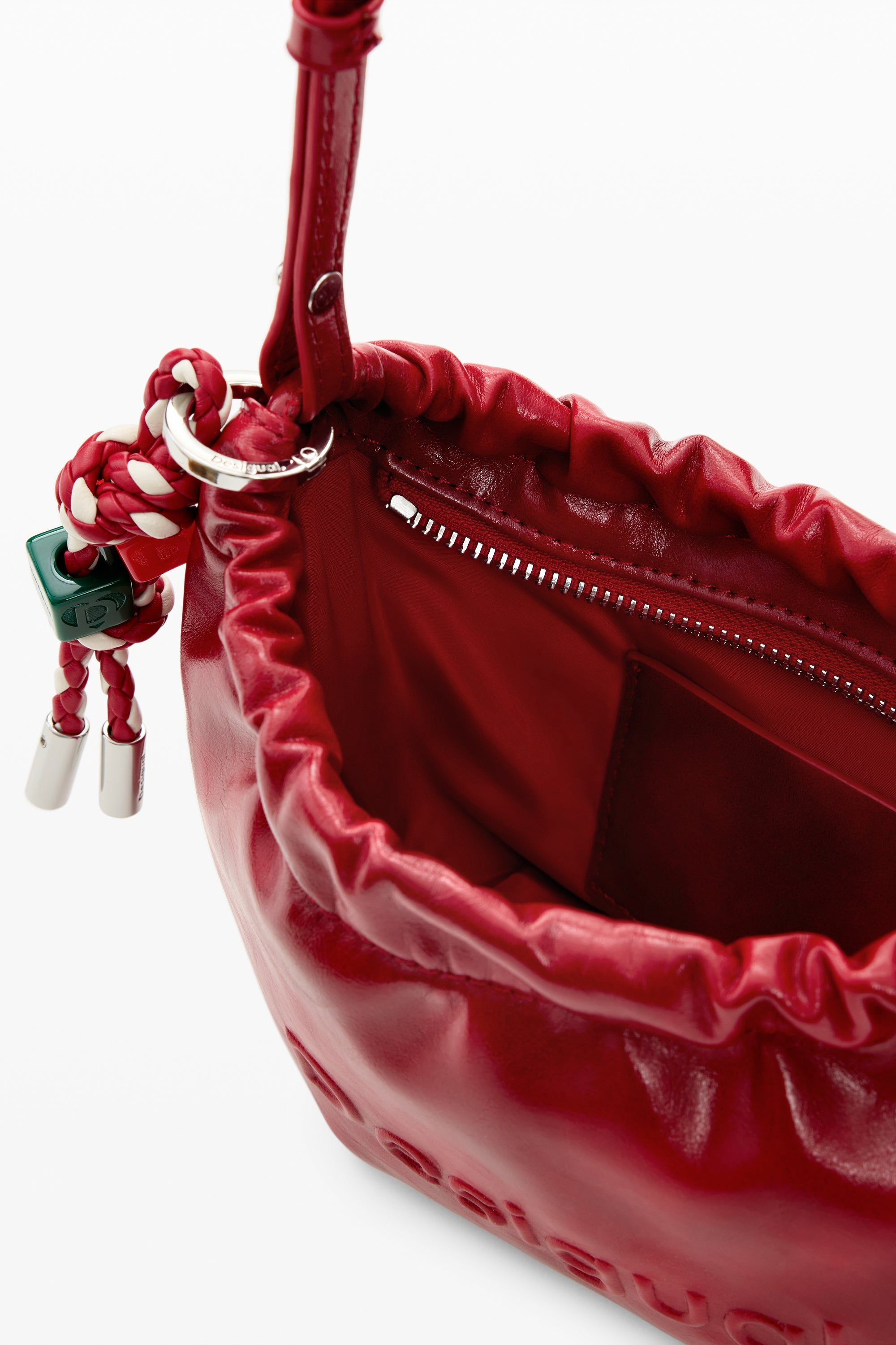 תיק יד אדום עם שרוך וסגירת רוכסן פנימית, עיצוב אופנתי וטקסטורה מבריקה