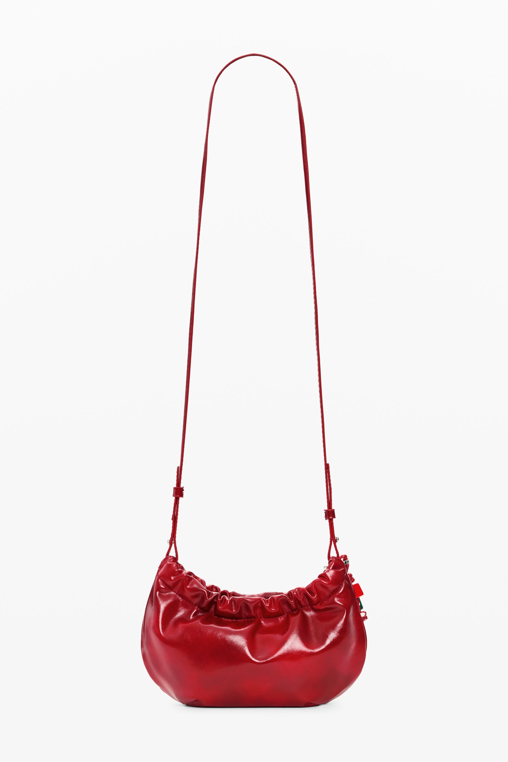 תיק צד אדום לנשים עם רצועה ארוכה ועיצוב קפלים אופנתי, על רקע לבן