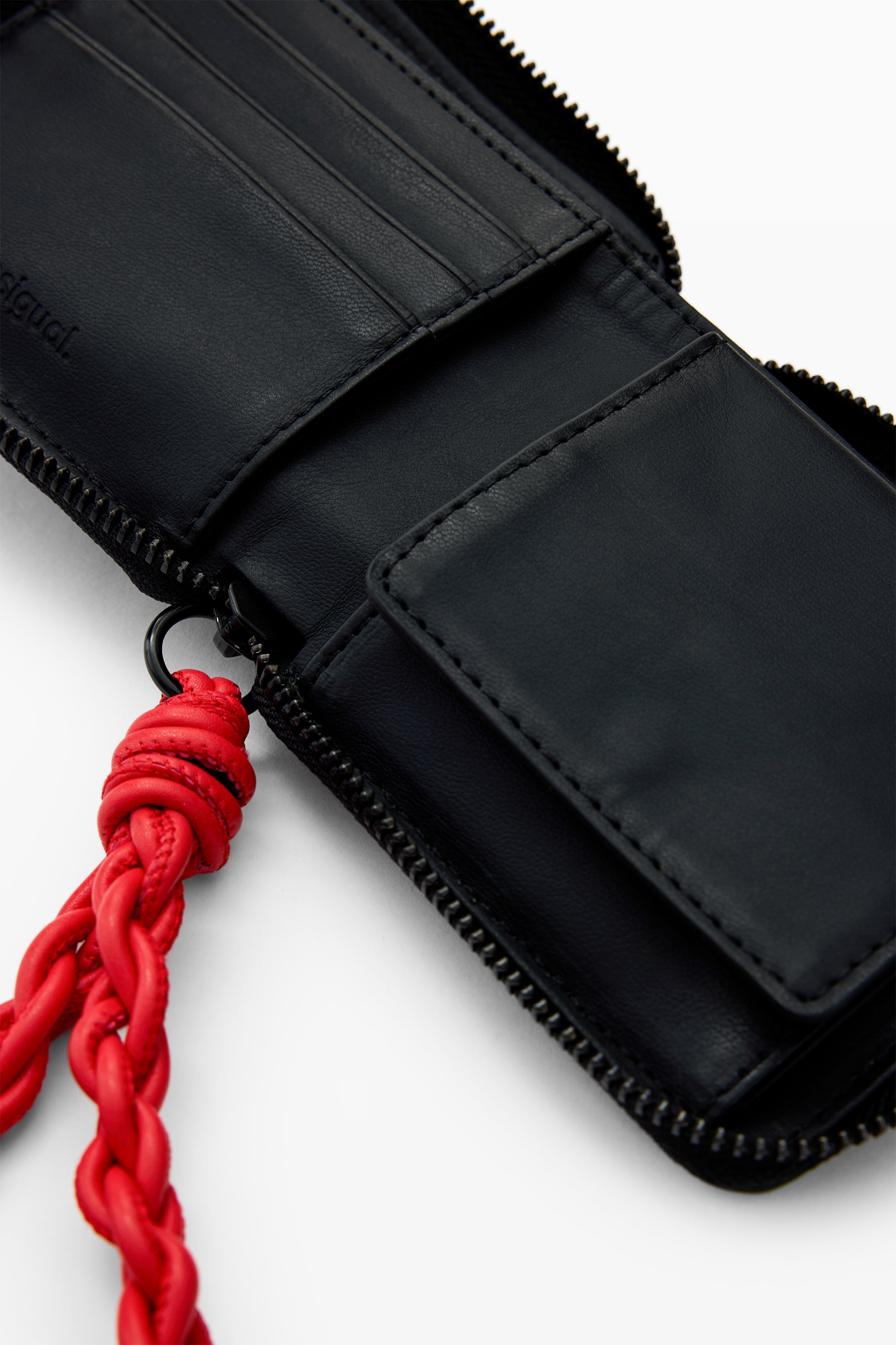 ארנק עור שחור עם רוכסן ושרוך קלוע אדום, תאי כרטיסים ופרטים פנימיים