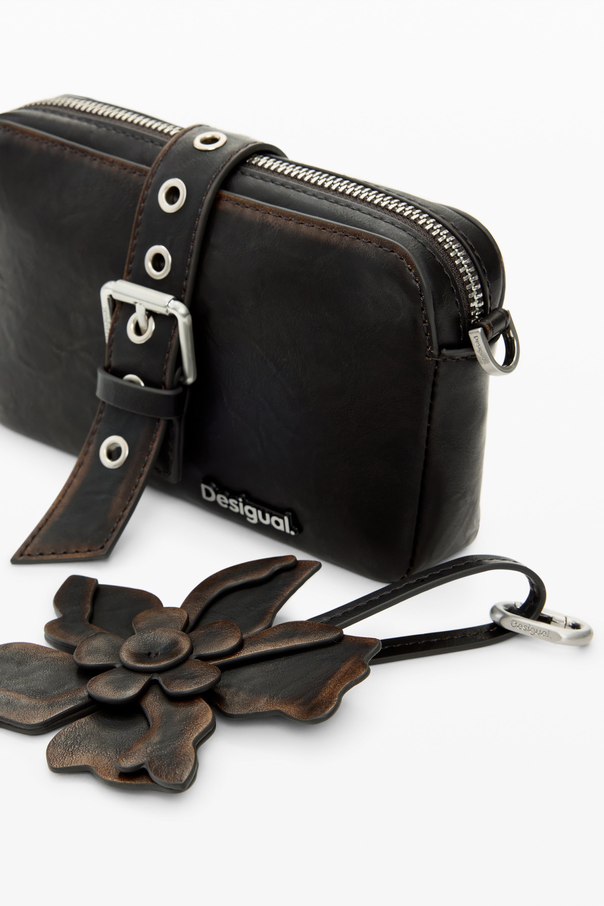 תיק צד שחור עם רצועת אבזם וכיסוי רוכסן, עיטור פרח מעור, עיצוב מודרני ואופנתי