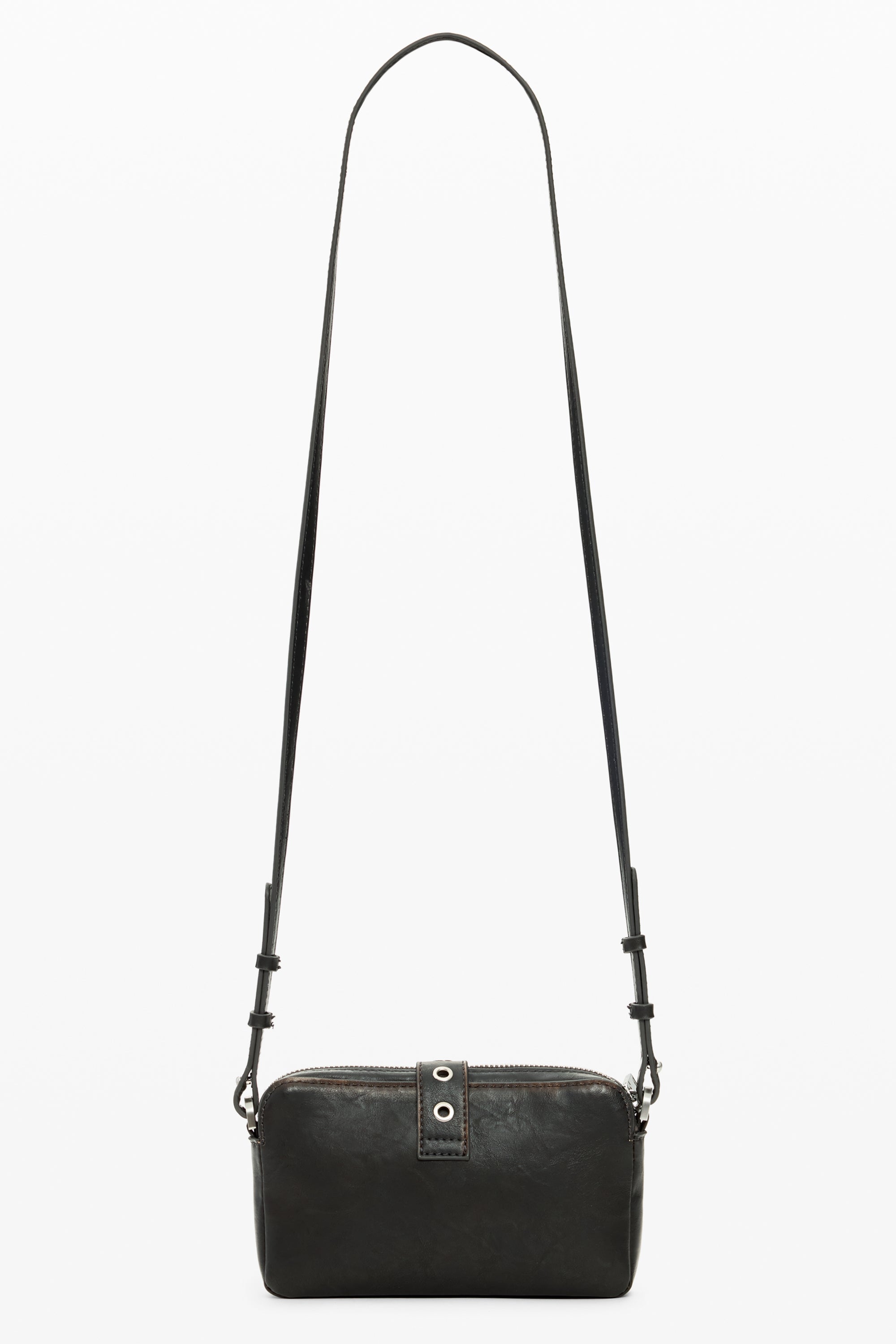 תיק צד קטן בצבע שחור עם רצועה ארוכה ועיצוב מינימליסטי, אופנה לנשים