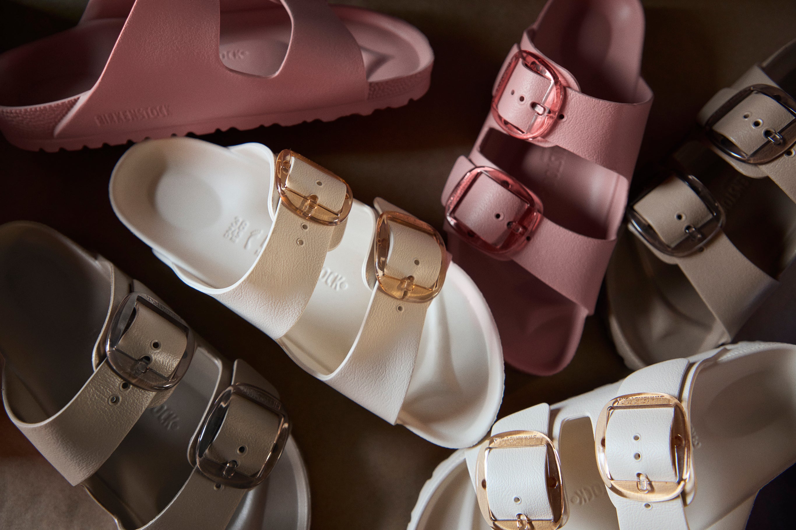 סנדלי בירקנשטוק נשים צבעוניים עם אבזמים, נעלי CHOZEN מהמותגים המובילים בארץ