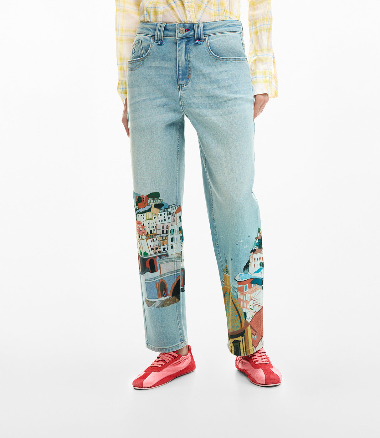 ג'ינס גזרה ישרה בהדפס נוף עירוני צבעוני על רגליים, נעלי סניקרס אדומות, חולצה משובצת צהובה