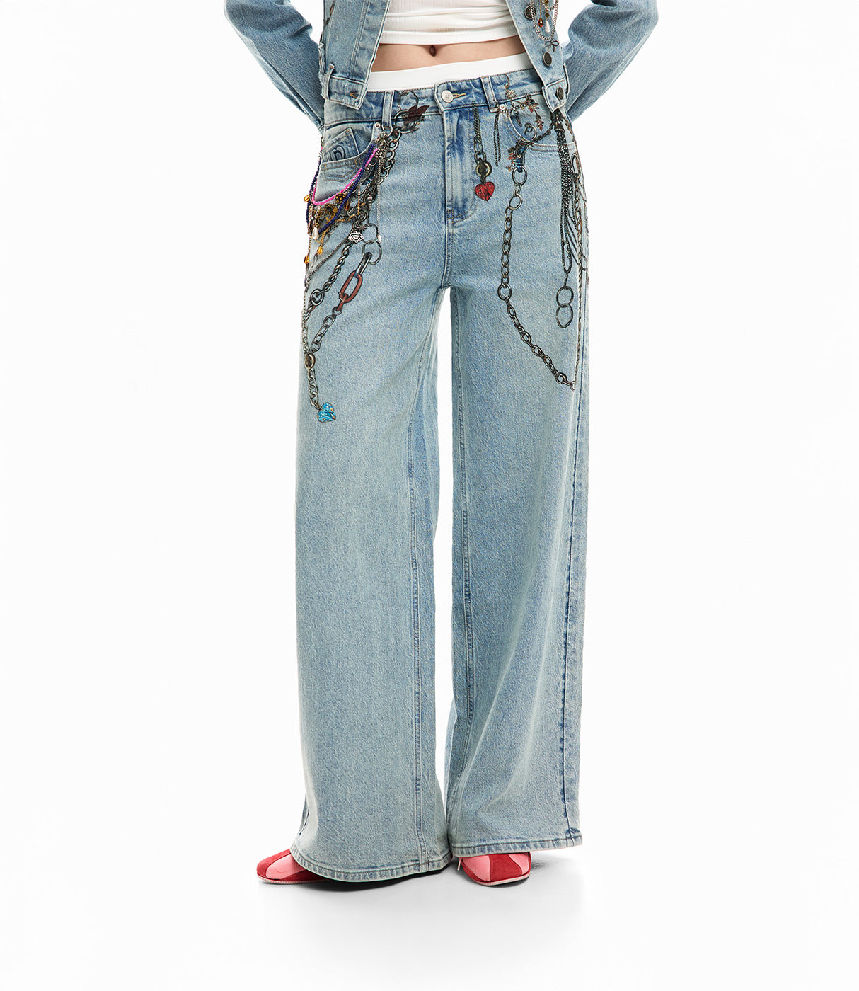 מכנסי ג'ינס רחבים לנשים עם קישוטי שרשראות צבעוניים, מראה אופנתי מודרני