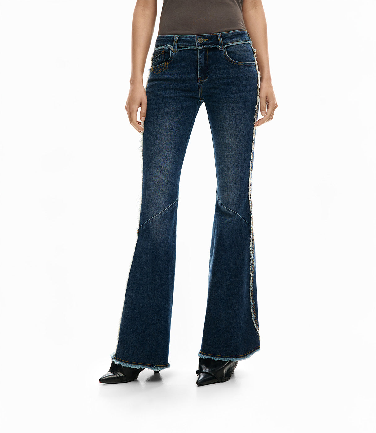 ג'ינס נשים בגזרת פדלפון כחול כהה עם קצוות פרומים, אופנת רחוב עדכנית