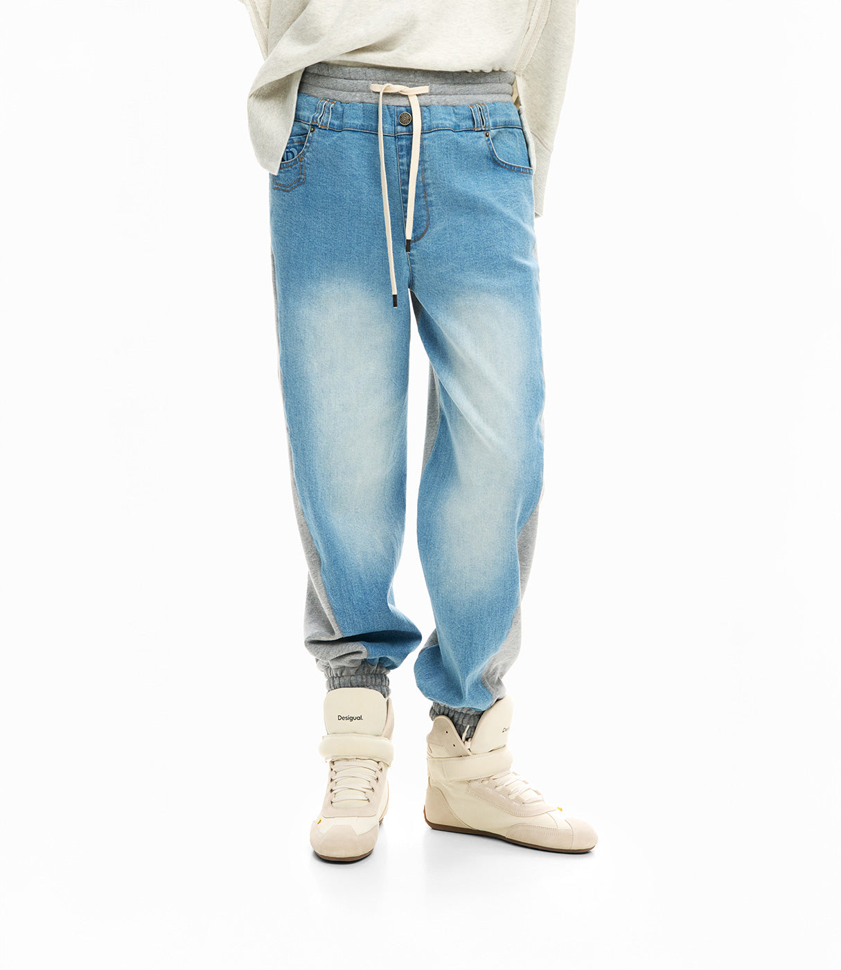 מכנסי ג'ינס משולבים בשילוב אפור עם שרוך, נעלי סניקרס גבוהות בהירות, סטייל אופנתי לגבר