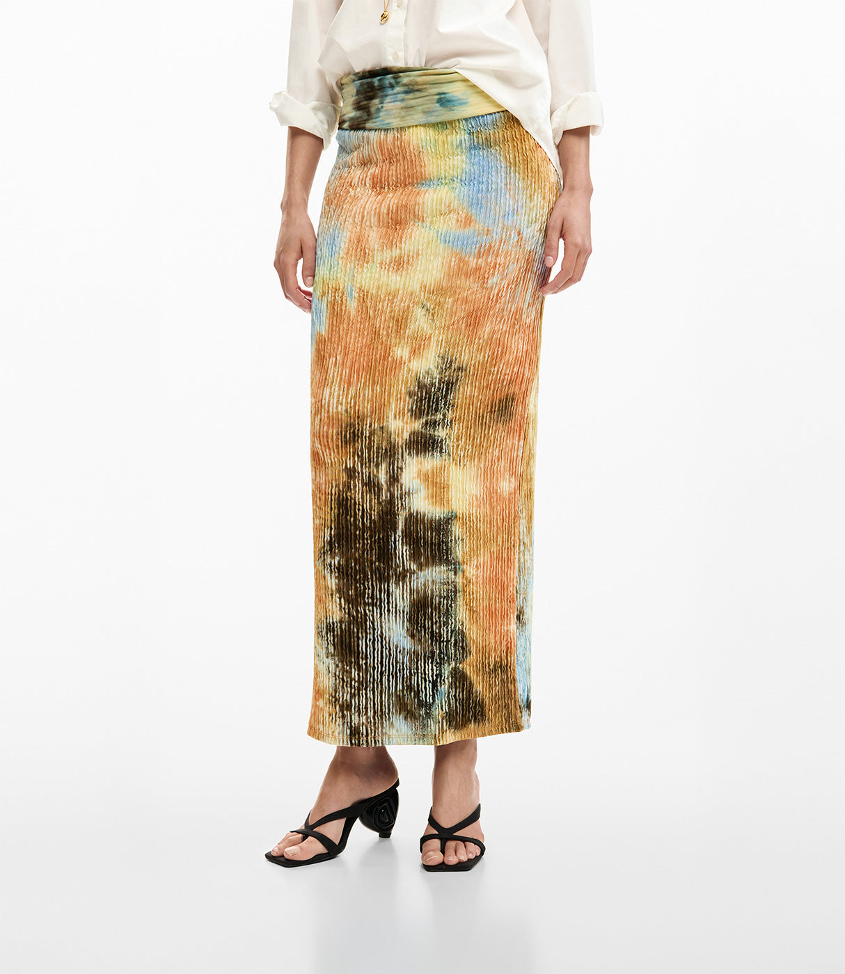 חצאית פליסה באורך מידי עם הדפס צבעוני בסגנון טאי דאי, נעליים עם עקב וסנדלים שחורים