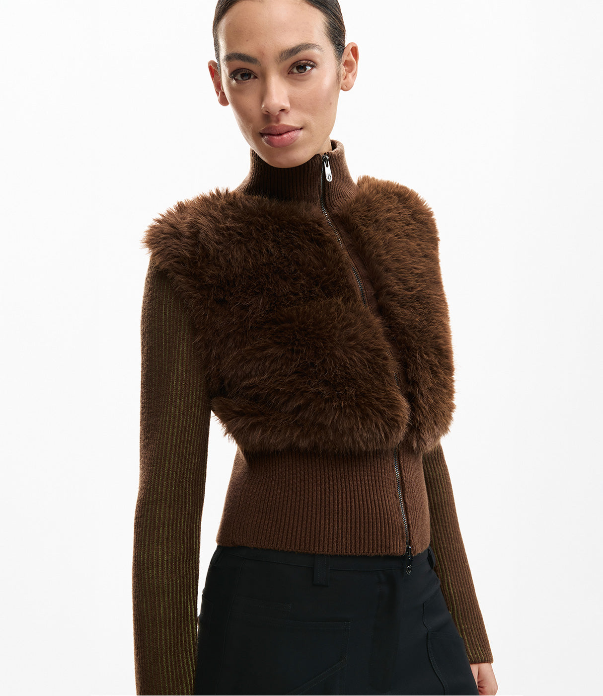 אישה לובשת סוודר חום עם פרווה סינתטית, גזרה מודרנית, רוכסן קדמי, אופנה חורפית אלגנטית