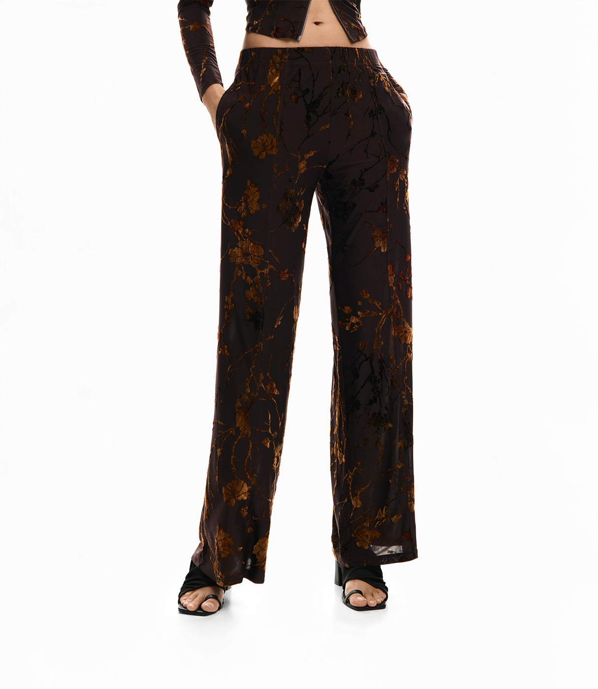 מכנסי נשים רחבים עם דוגמת פרחים חומים על רקע שחור, אופנה טרנדית ואלגנטית