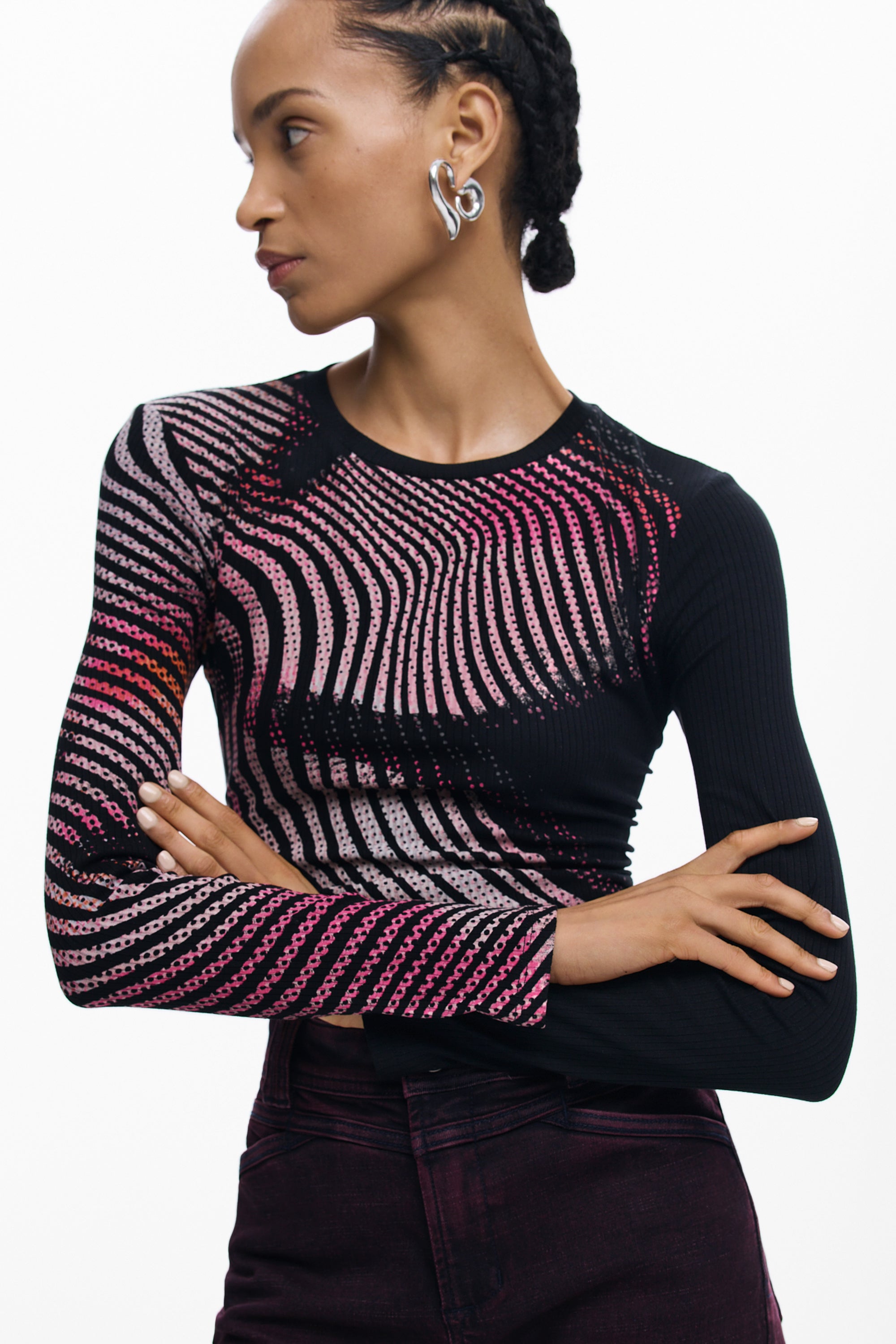 חולצת נשים ארוכה עם הדפס גיאומטרי צבעוני בגווני ורוד ושחור, אופנה מודרנית