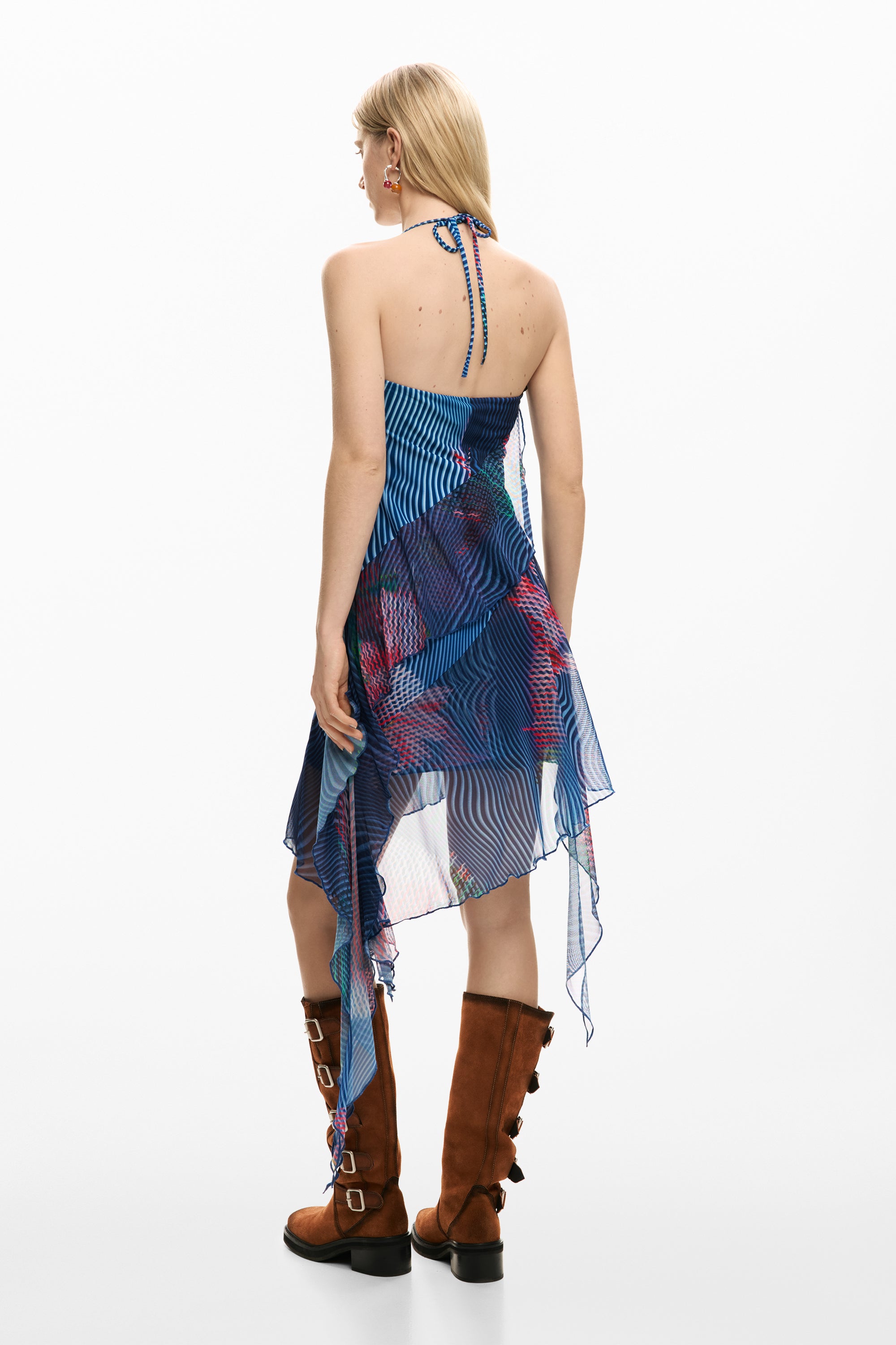 שמלת הלטר כחולה עם הדפס גאומטרי אסימטרי ודוגמאות צבעוניות, נעליים גבוהות חומות