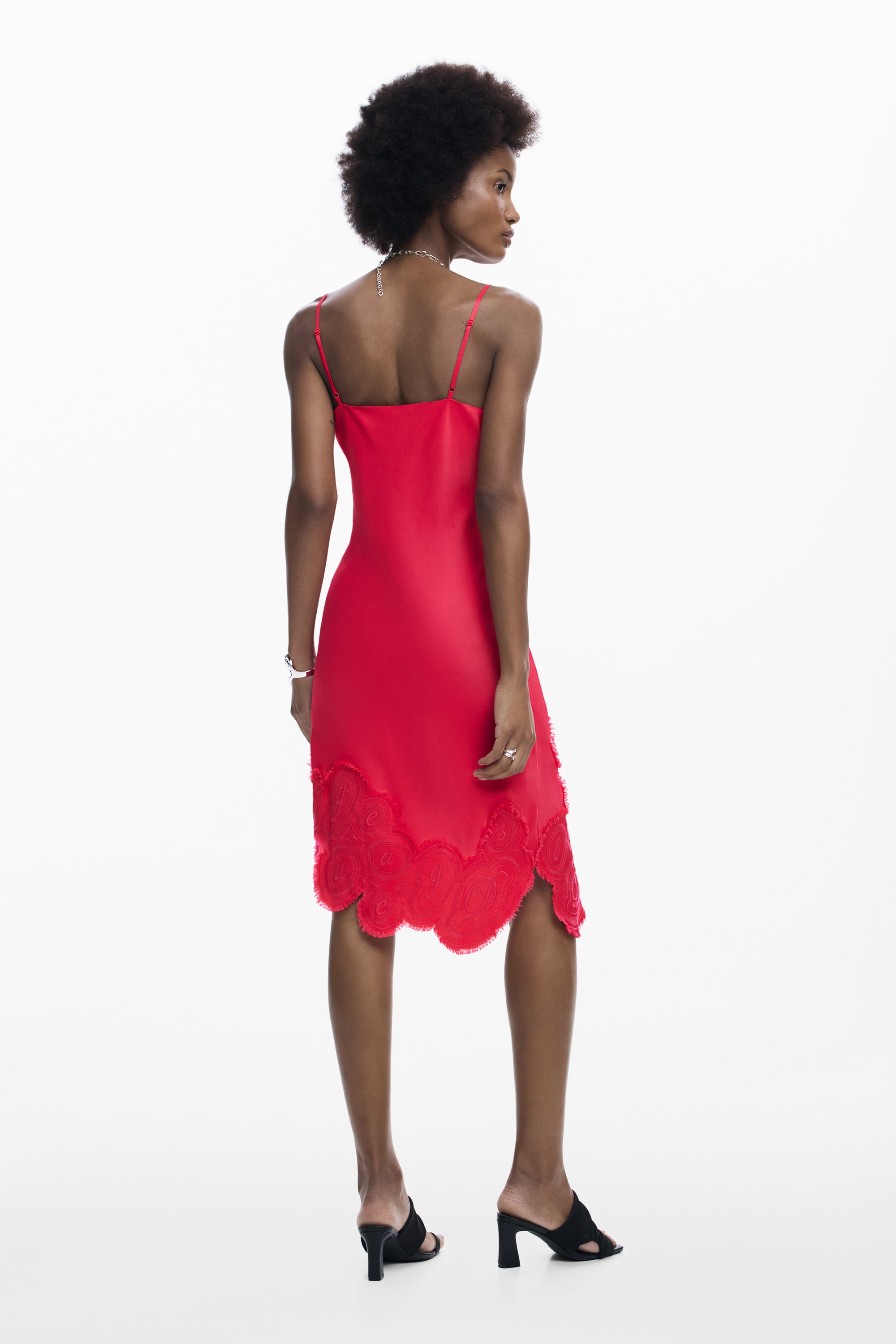 אישה בשמלת כתפיות אדומה עם עיטורים בחלק התחתון, סטייל ערב אלגנטי