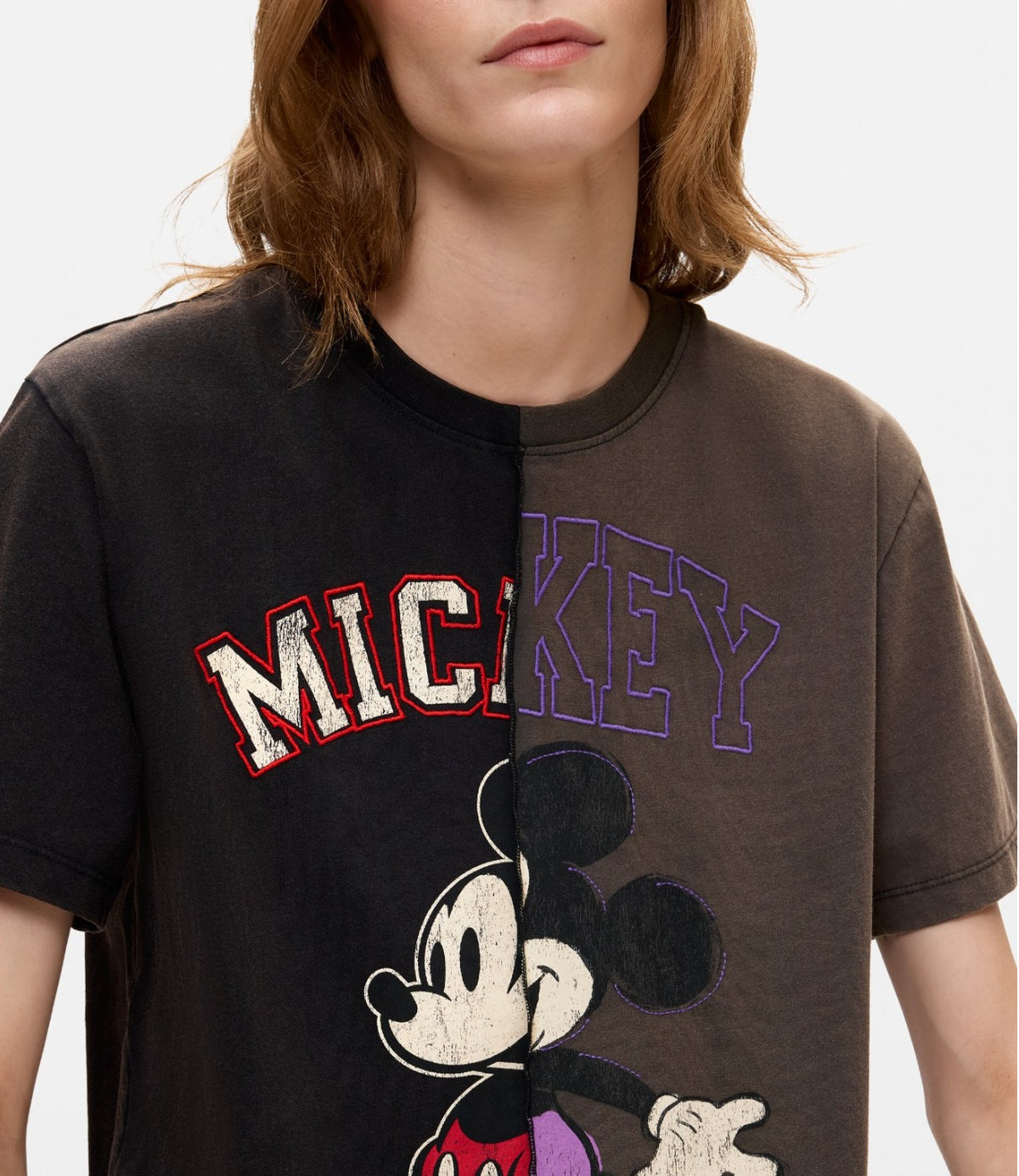 תקריב על הדפס מיקי מאוס וכיתוב Mickey על הטישרט - CHOZEN