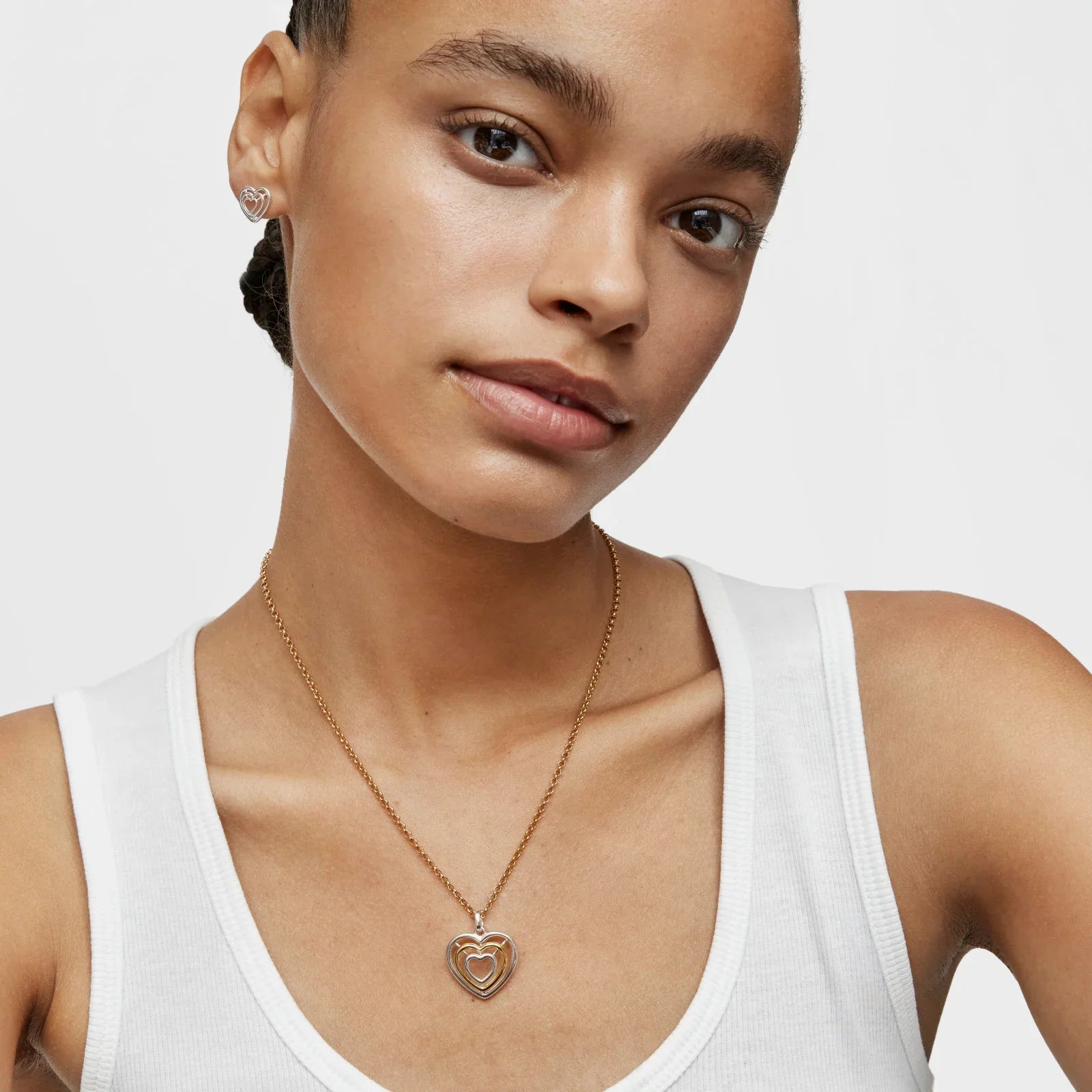 דוגמנית עם שרשרת ותליון לבב זהב ועגילי לב, תכשיטי אופנה מובילים ב-CHOZEN