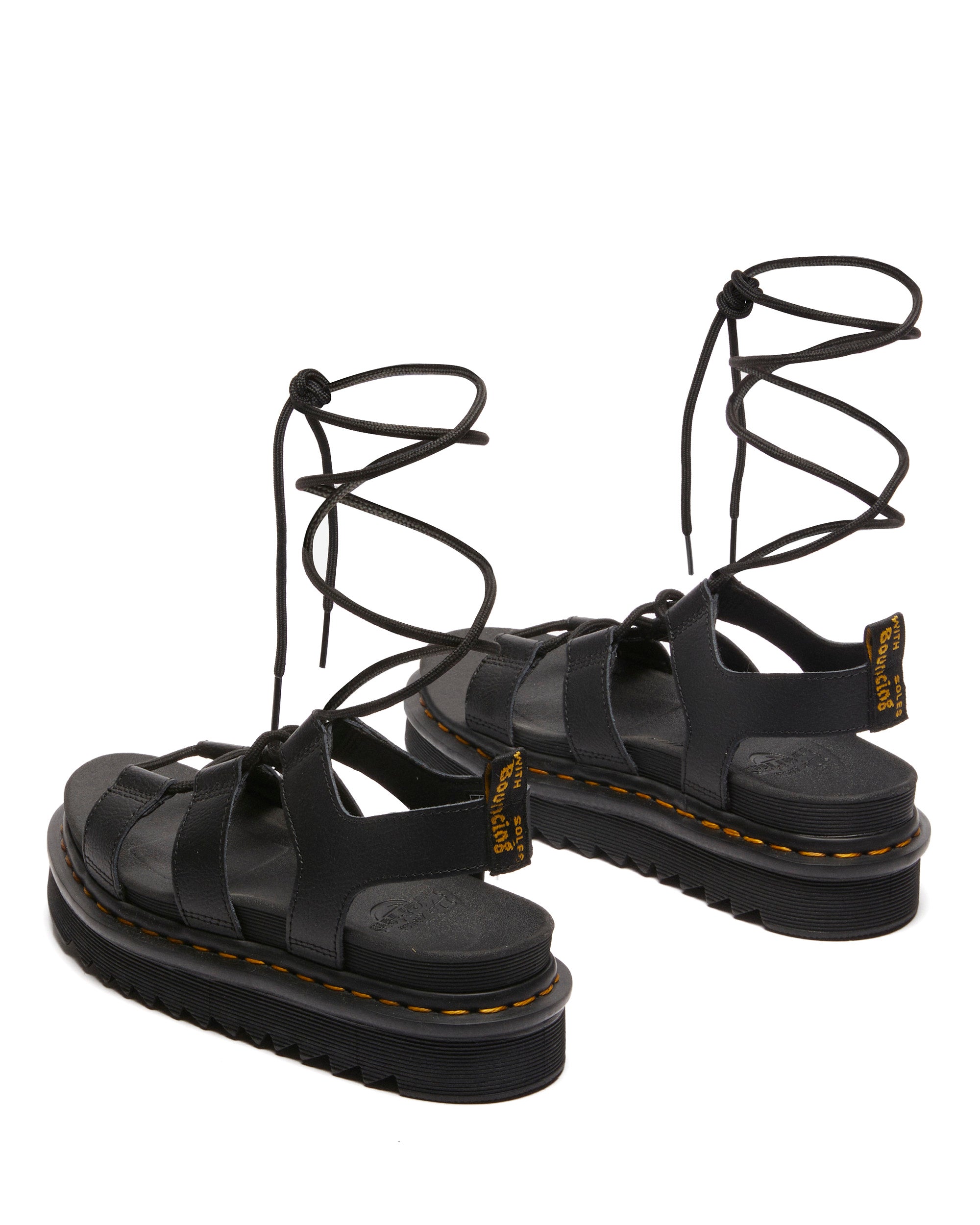 סנדלים שחורים לנשים עם רצועות עור וסוליה עבה, שרוכים גבוהים, מראה אלגנטי ועדכני