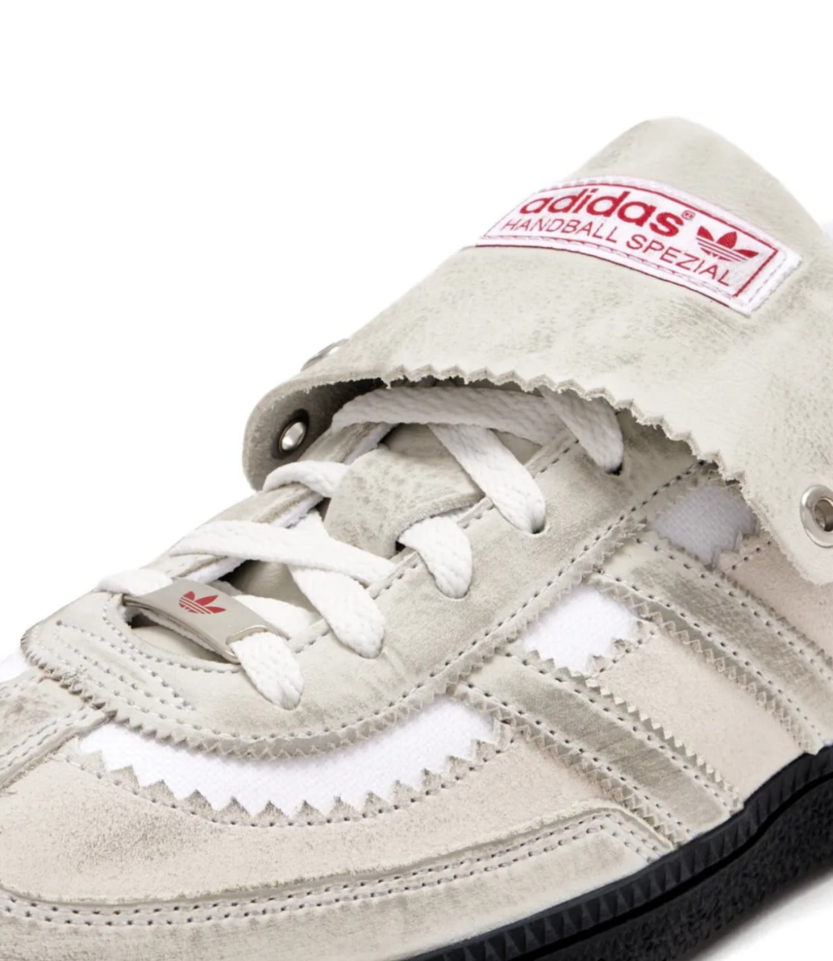 נעל סניקרס adidas Handball Spezial בצבע לבן בז', זמש, תווית אדומה, שרוכים לבנים