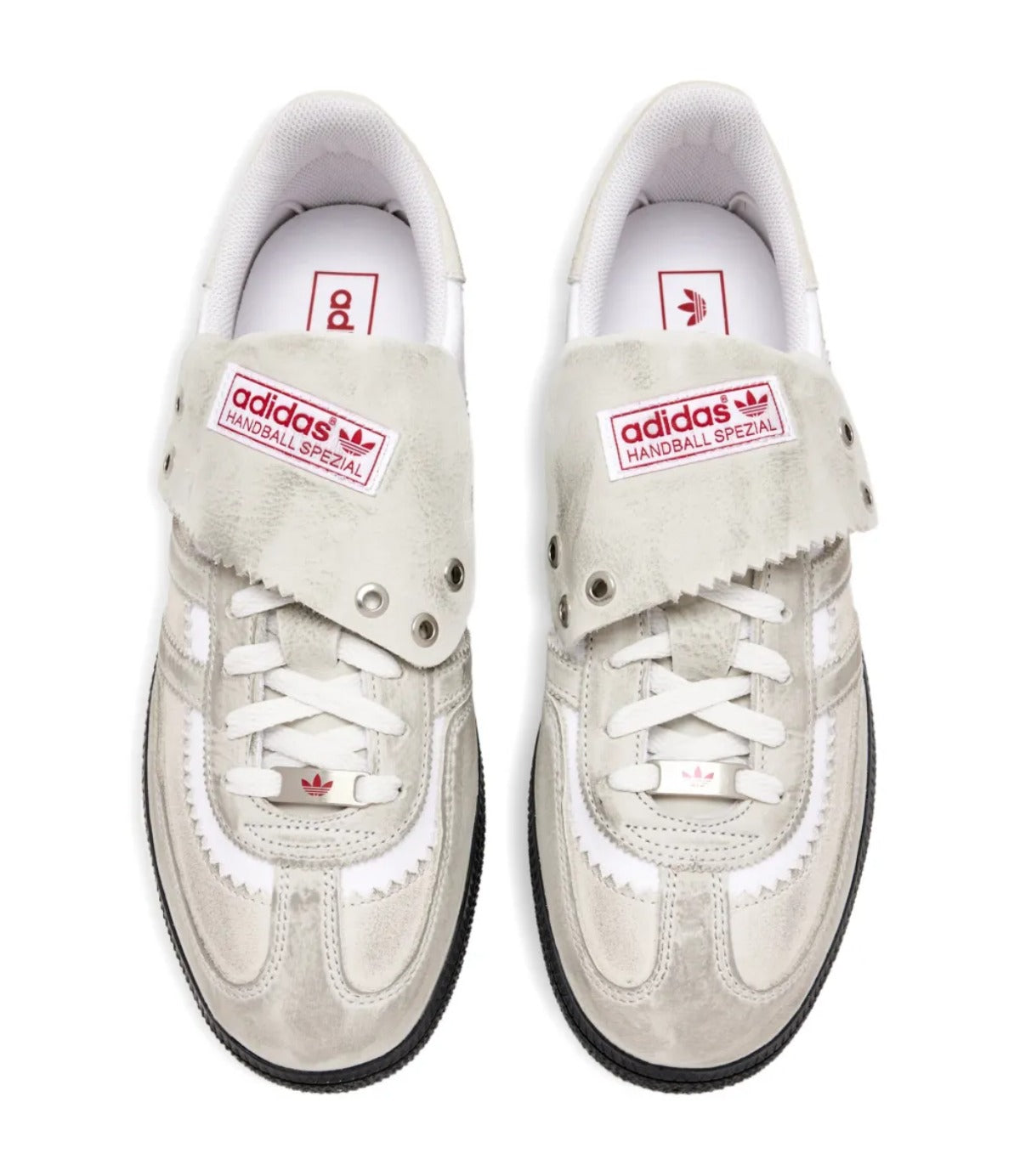 נעלי ספורט adidas יד שנייה בצבע אפור ולבן עם תג אדום, תקריב מלמעלה