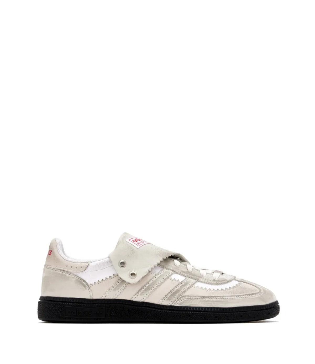 סניקרס עור דגם רטרו, צבע לבן ואפור סוליה שחורה, פרטים בולטים בצדדים