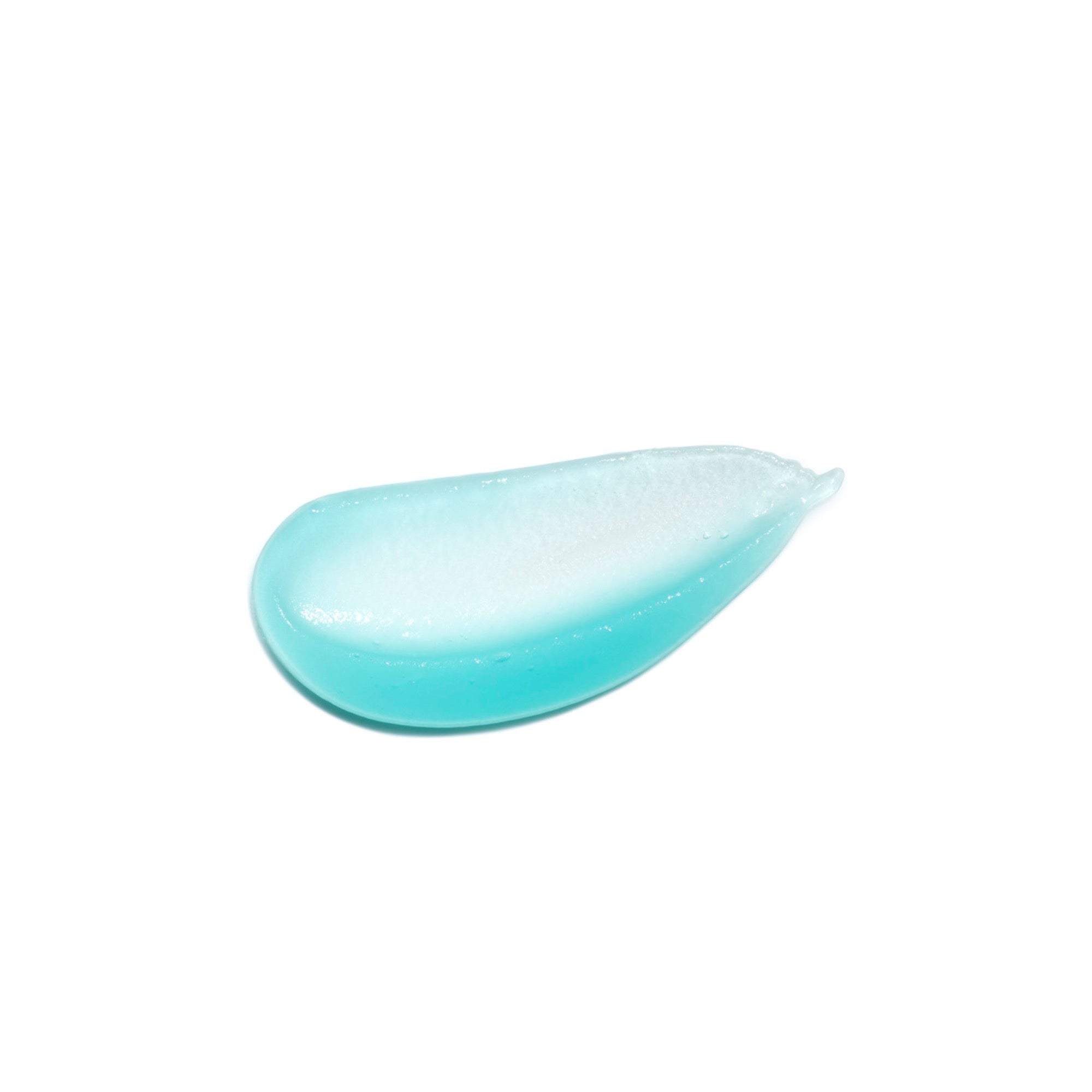 מריחה של ג'ל טיפוח כחול על רקע לבן, מרקם קרמי למוצר קוסמטיקה לפנים