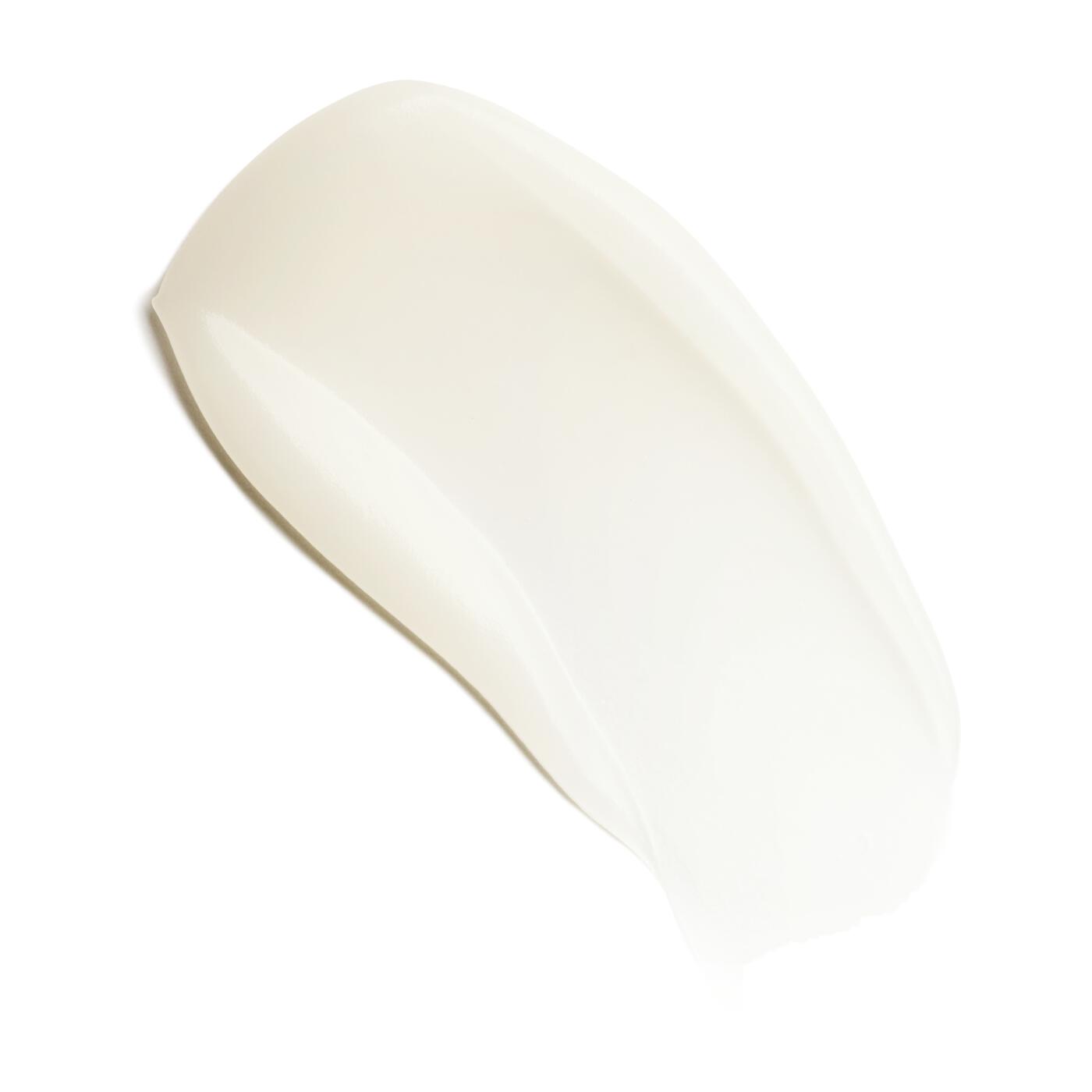 מריחת קרם לבנה על רקע לבן, מרקם עשיר לטיפוח עור הפנים