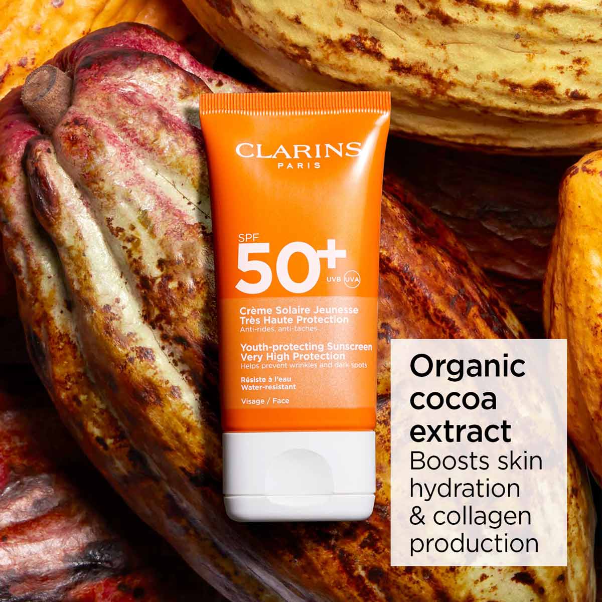 קרם הגנה Clarins SPF 50+ לפנים, מוצג על רקע פולי קקאו, עם דגש על רכיב תמצית קקאו אורגנית