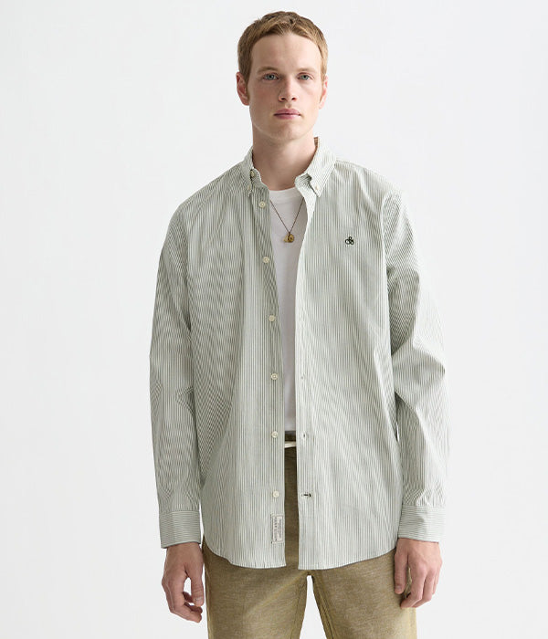 גבר לובש חולצת כפתורים פסים ירוקה מבית CHOZEN, אופנה יוקרתית, צילום בסטודיו