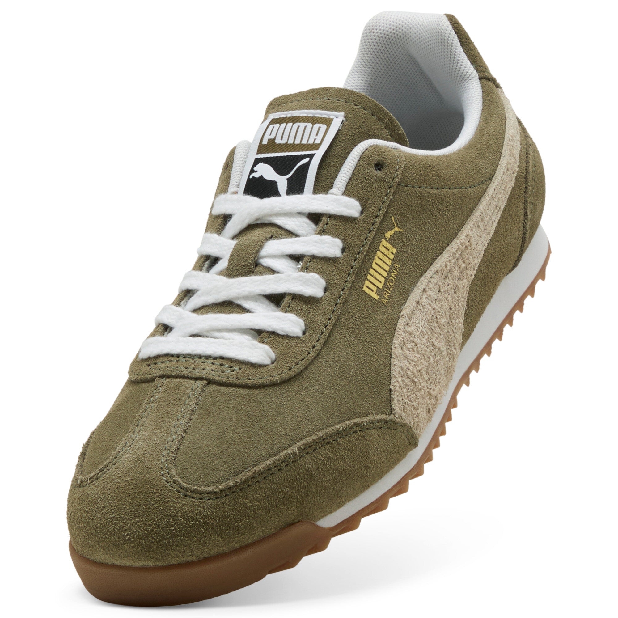 נעל ספורט ירוקה ממותגת עם לוגו PUMA, שרוכים לבנים וסוליית גומי חומה