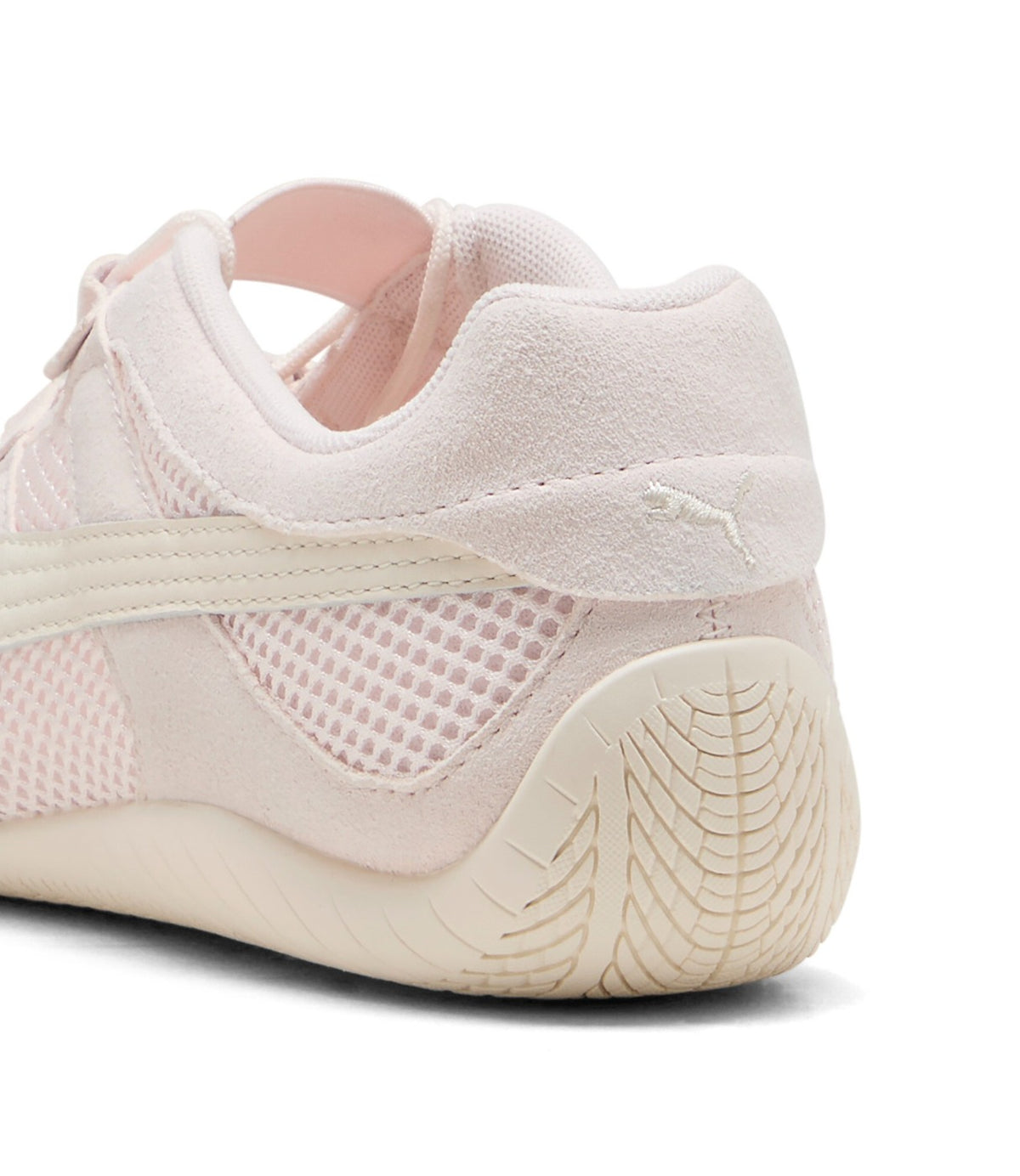 תצוגת תקריב על עקב הנעל עם לוגו PUMA וסוליית שמנת - CHOZEN