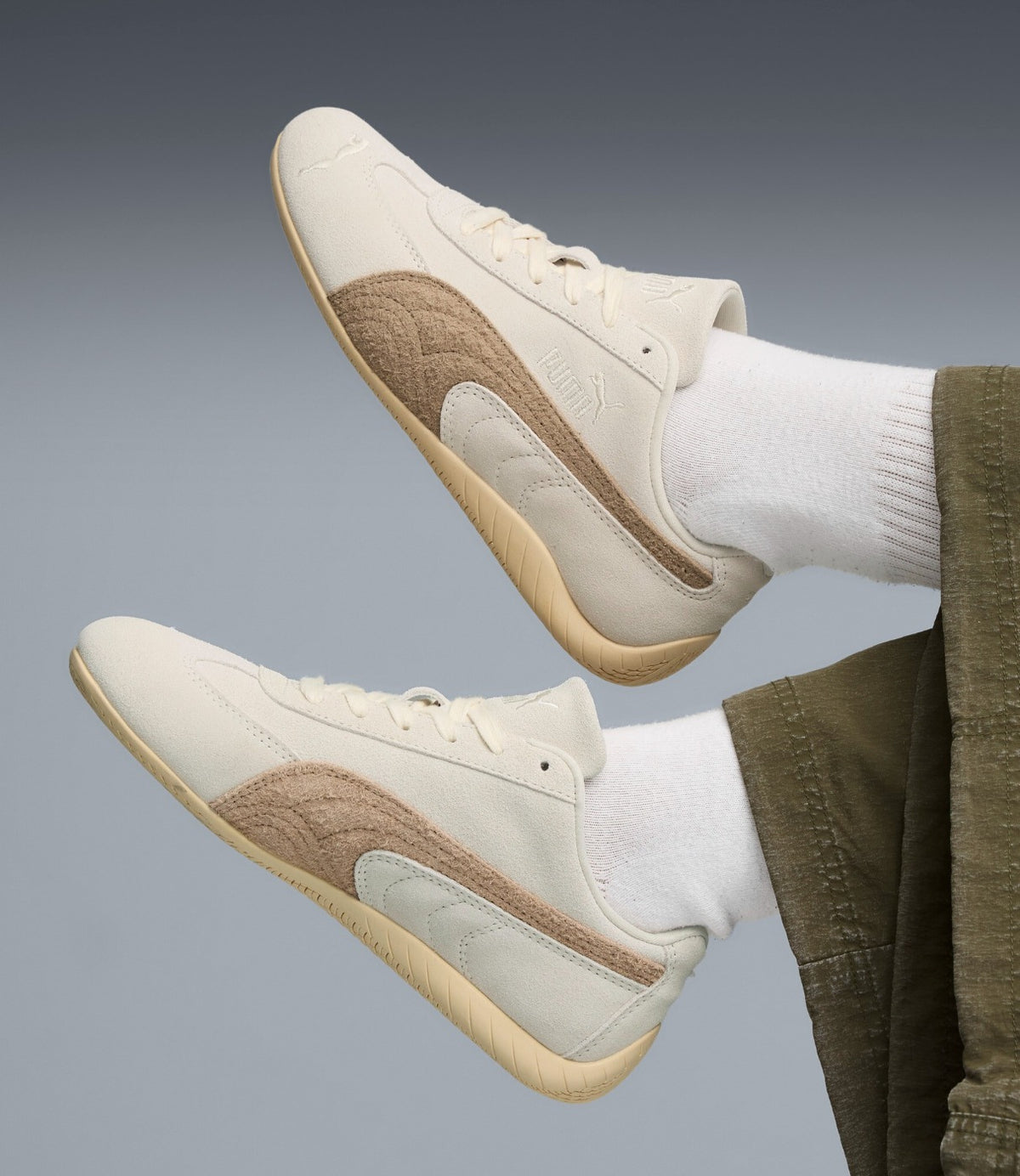 PUMA סניקרס בצבע warm white עם ice coffee, על דוגמנית, תמונה 3 מתוך 9 - CHOZEN