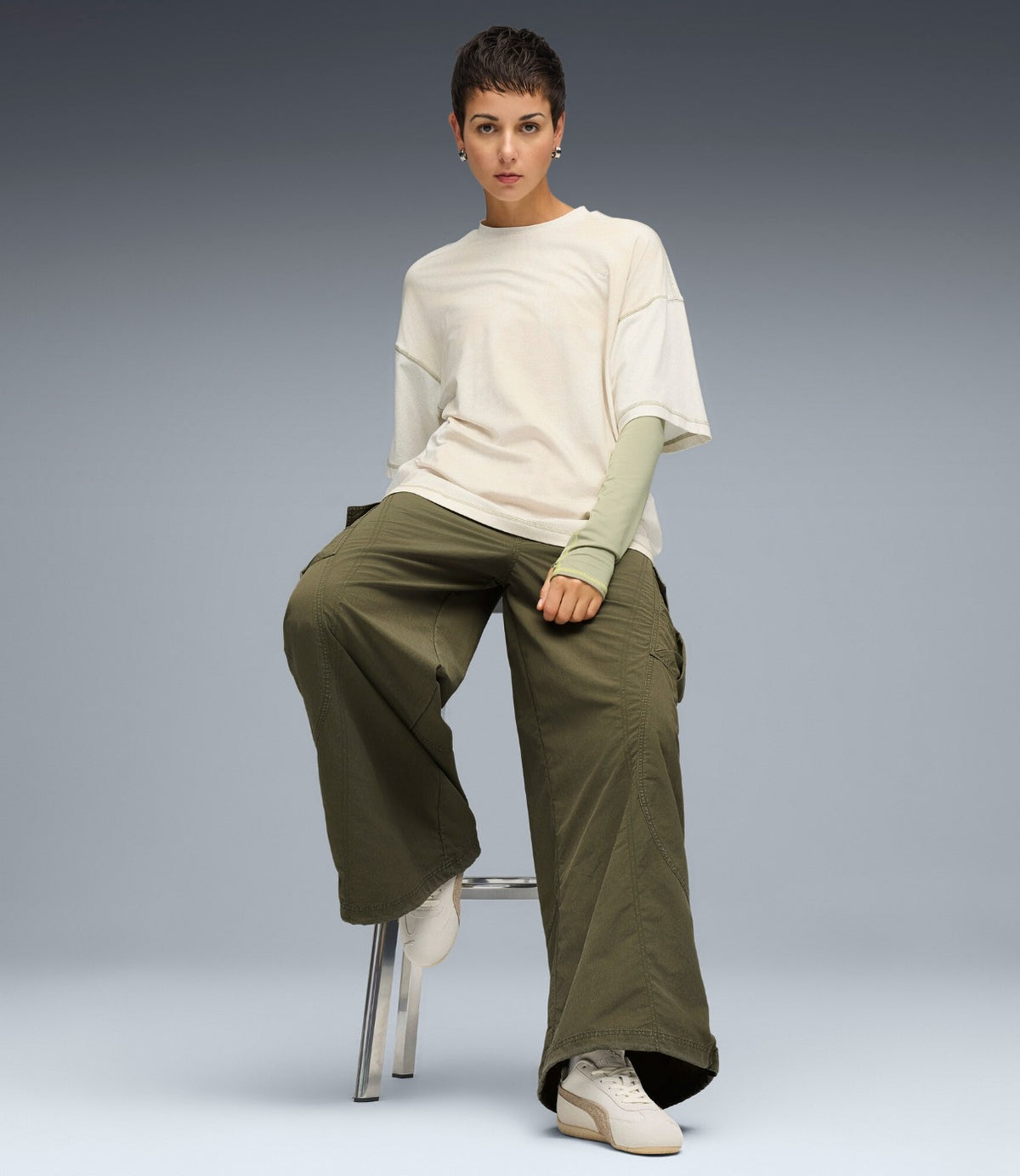 PUMA סניקרס בצבע warm white עם ice coffee, על דוגמנית, תמונה 4 מתוך 9 - CHOZEN