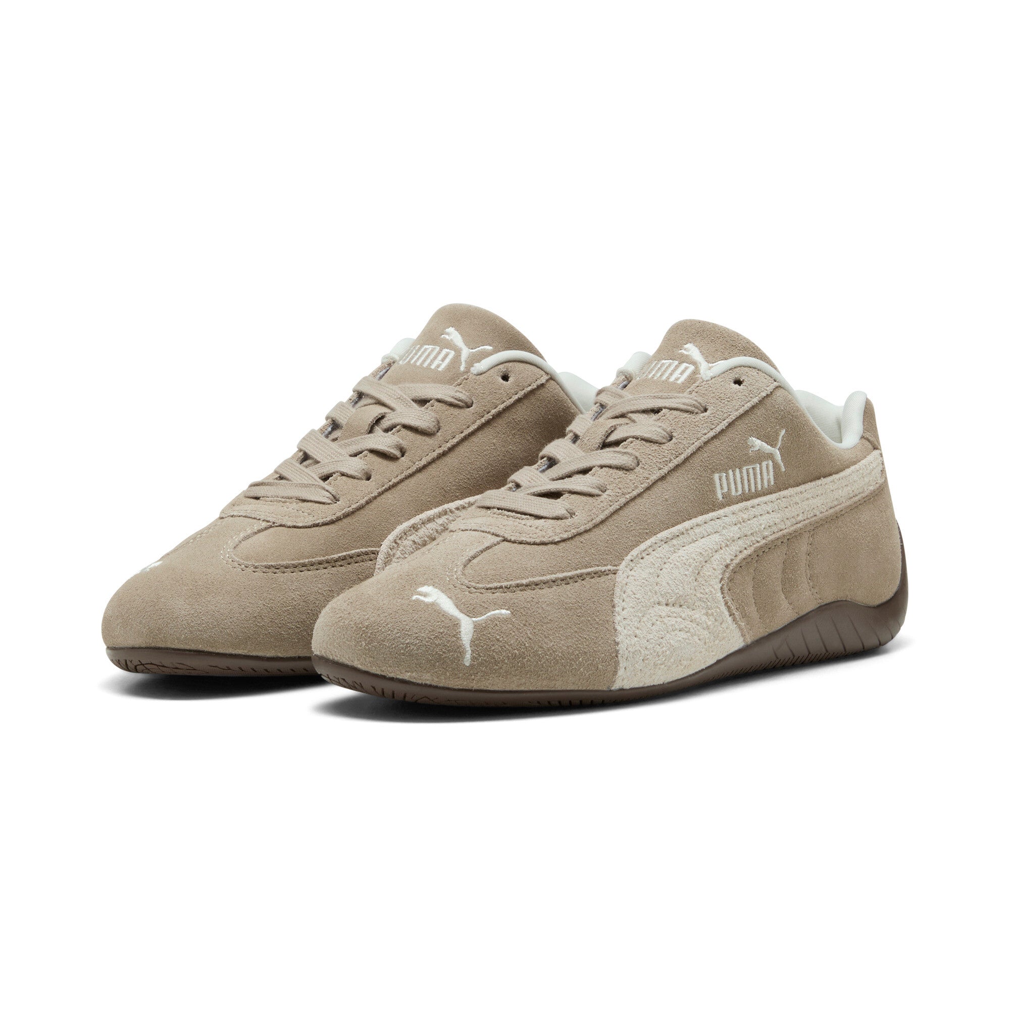 נעלי סניקרס זמש בז׳ עם לוגו PUMA, שרוכים וסוליה שטוחה, על רקע לבן.