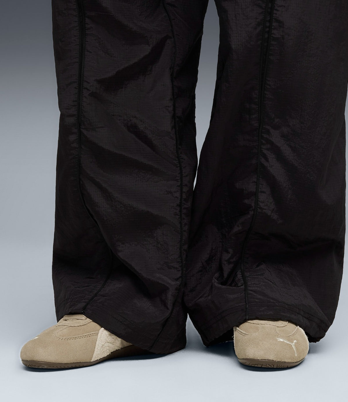 PUMA סניקרס בצבע ice coffee עם alpine snow, על דוגמנית, תמונה 3 מתוך 9 - CHOZEN