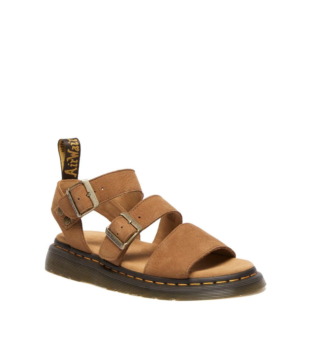 סנדל DR. MARTENS Gryphon חום קאמל, מבט תלת-רבעי קדמי עם לשונית AirWair צהובה גלויה, מבית CHOZEN