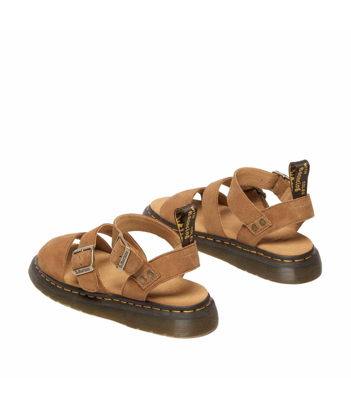 זוג סנדלי DR. MARTENS Gryphon חום קאמל, מבט מאחור המציג עקב וסוליה צהובה, מבית CHOZEN