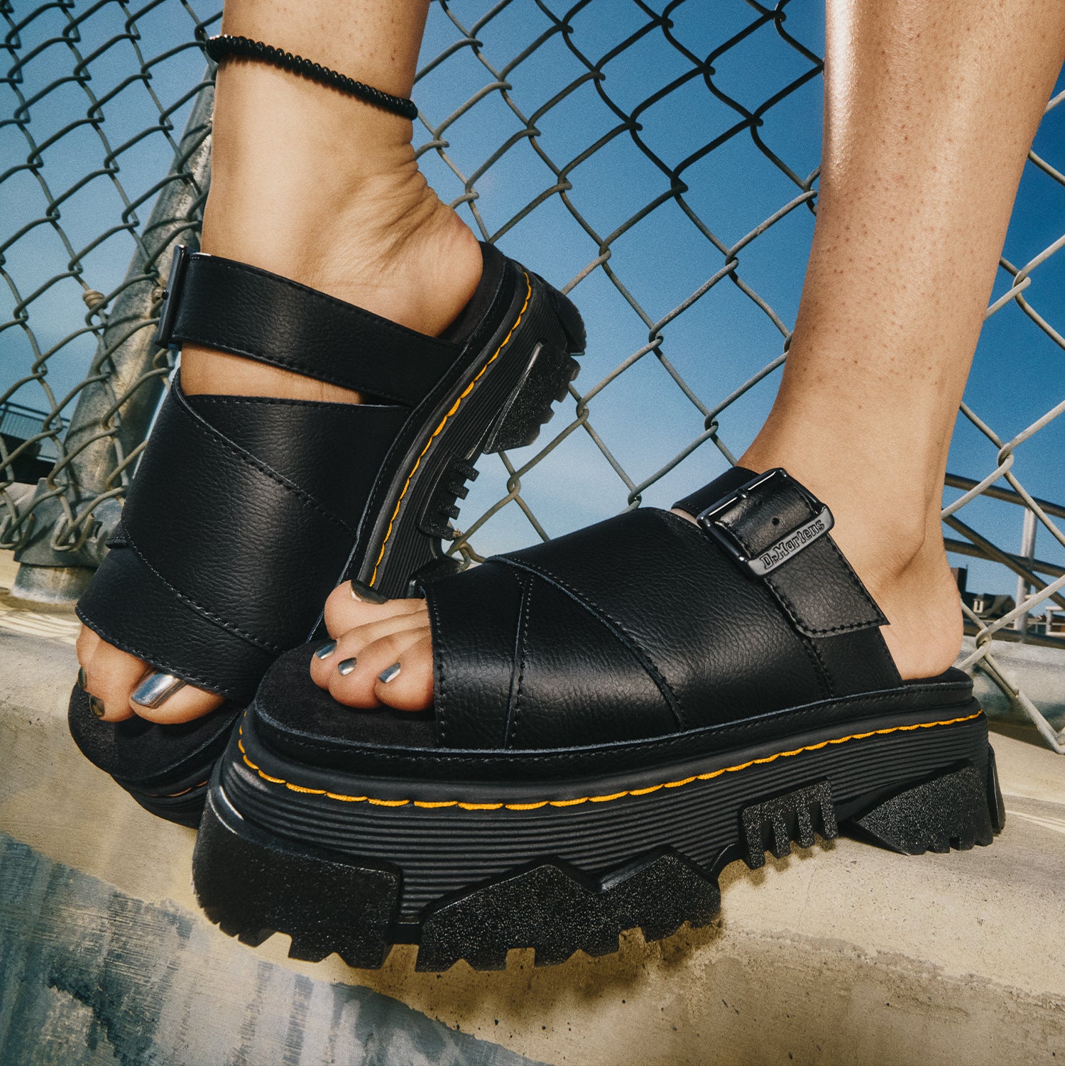 ד"ר מרטנס כפכפי סליידס MATTISON לנשים