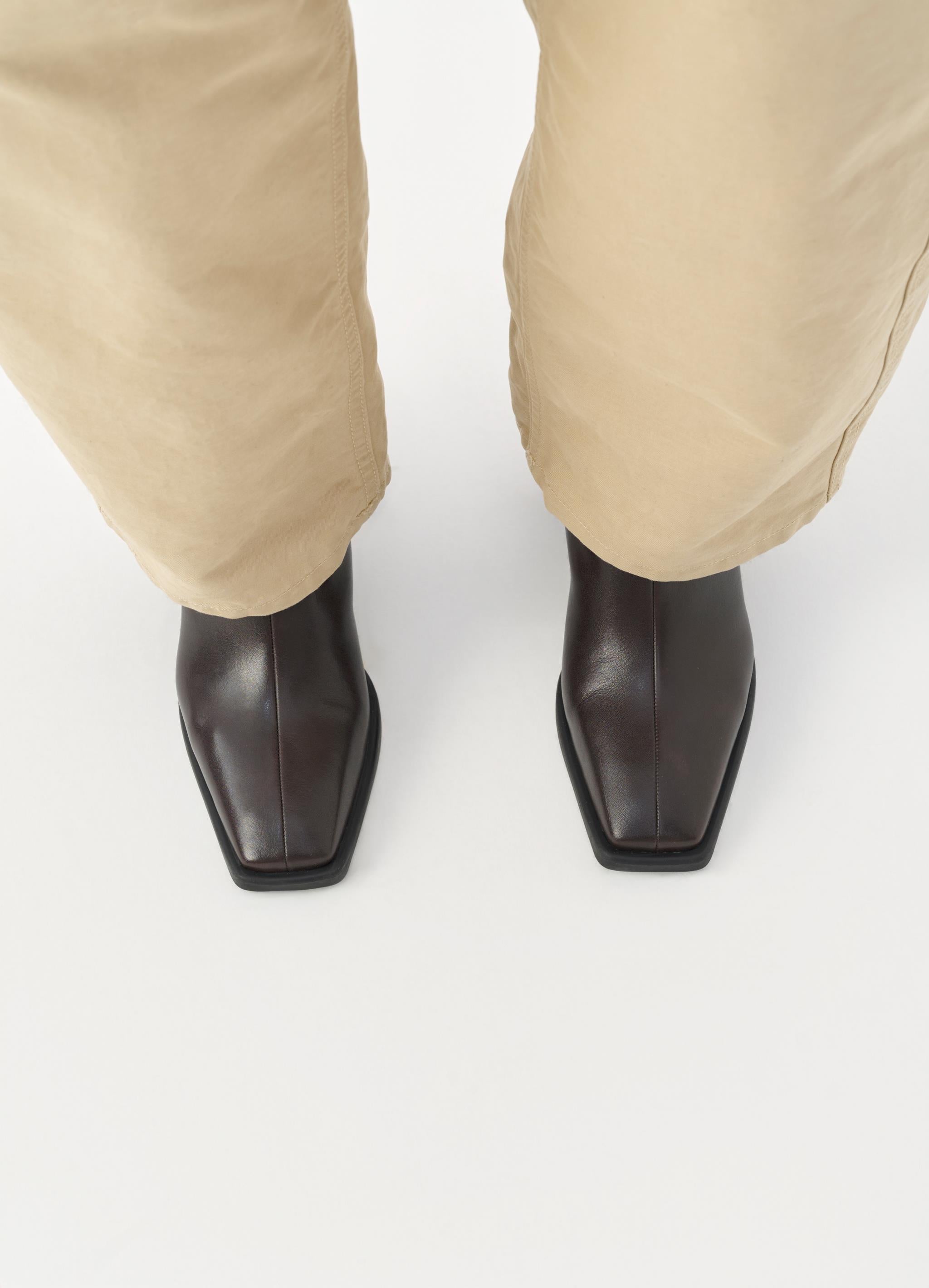 נעלי עור חומות עם חרטום מרובע מבית CHOZEN, משולבות עם מכנסי בז' לגבר