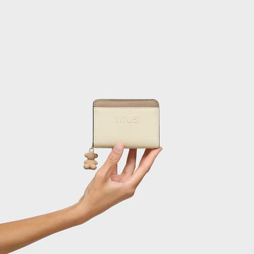 ארנק TOUS נשים בצבע בז', מחזיק מפתח דובון, מוצג על רקע לבן, מותגי יוקרה CHOZEN