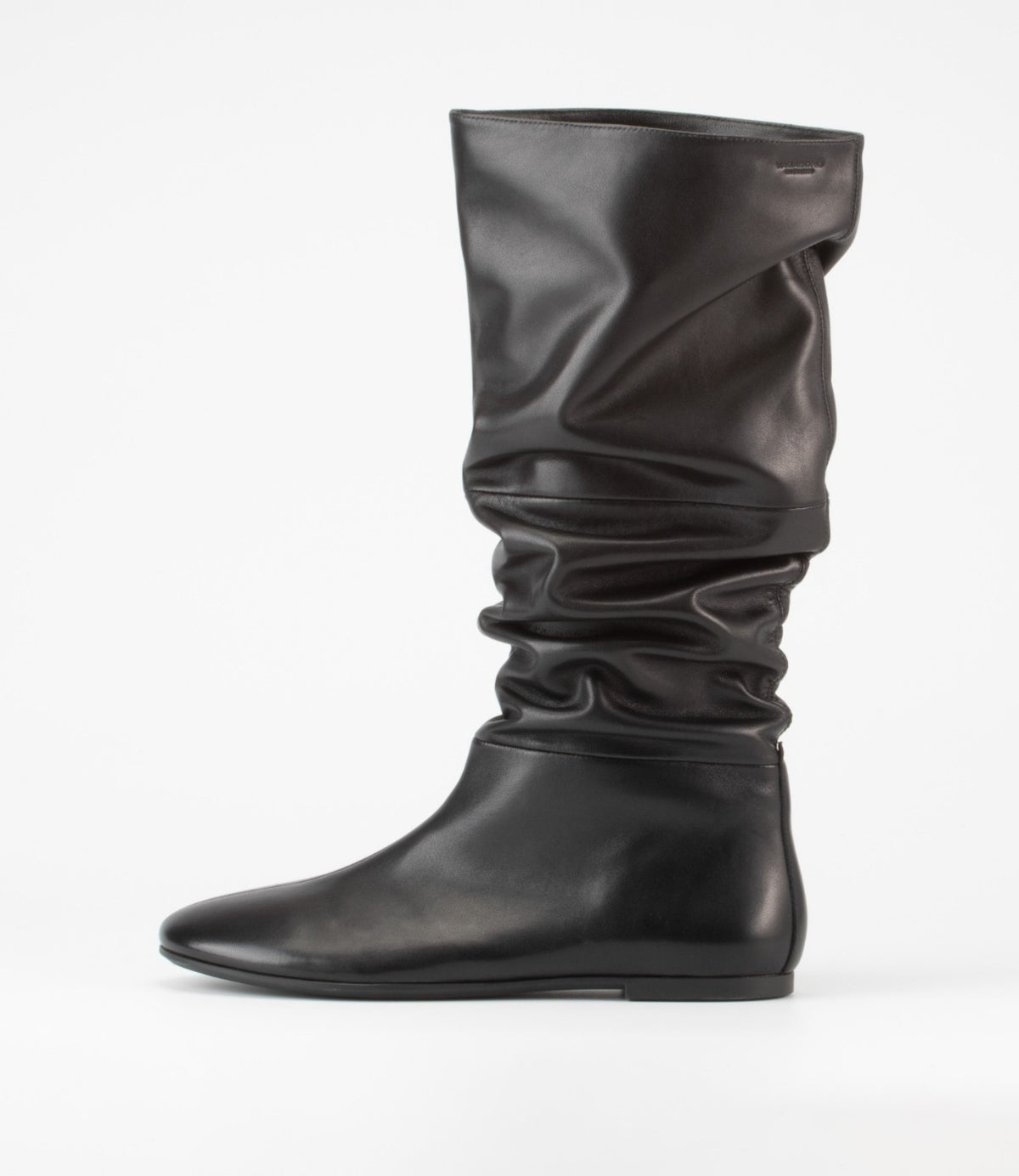 מגף עור שחור עם קפלים וסוליה שטוחה מצולם מהצד - CHOZEN