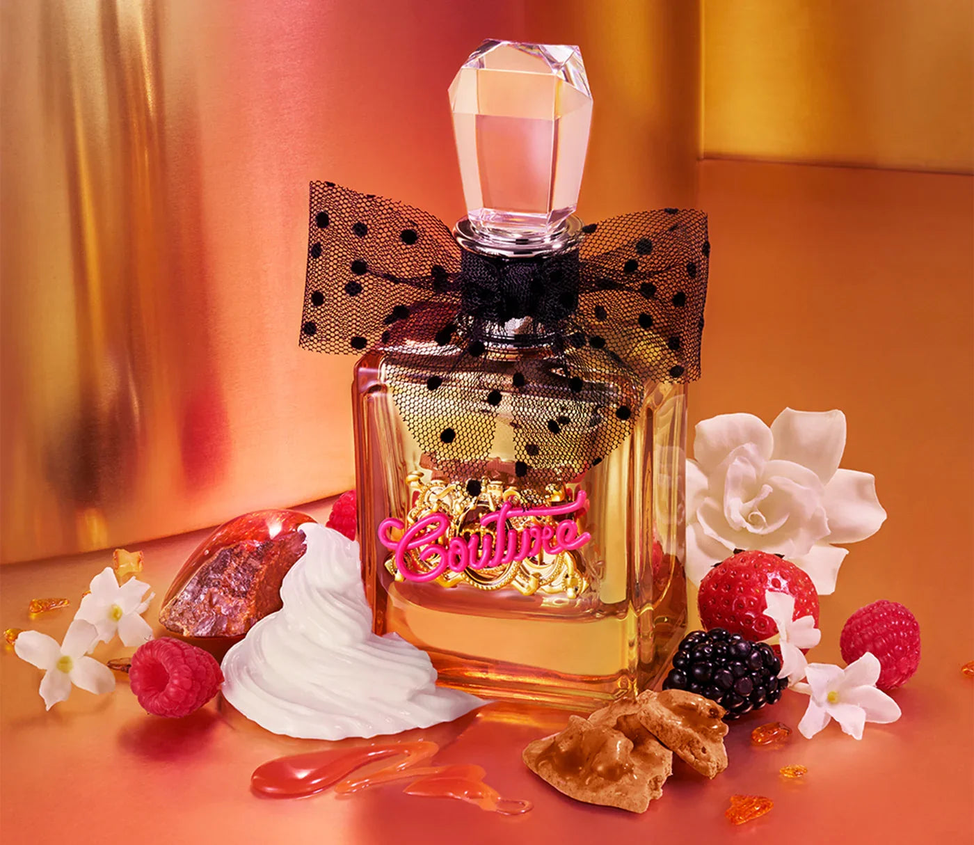 בקבוק בושם יוקרתי עם פקק קריסטל, קישוט סרט תחרה, מוקף בפרחים, פירות יער ומתוקים